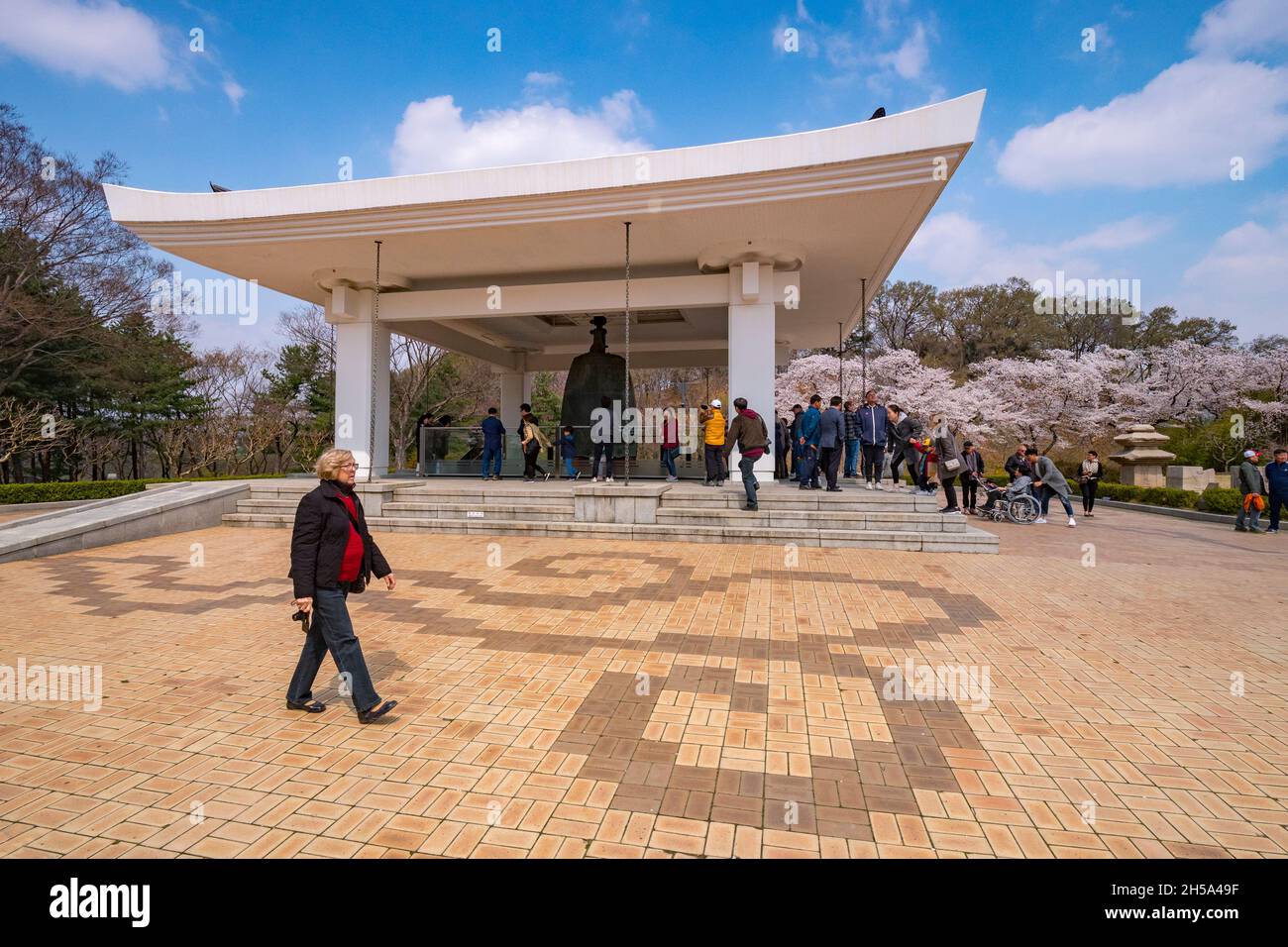 31. März 2019: Gyeongju, Südkorea - Besucher rund um die Glocke von König Seongdeok auf dem Gelände des Gyeongju National Museum. Stockfoto
