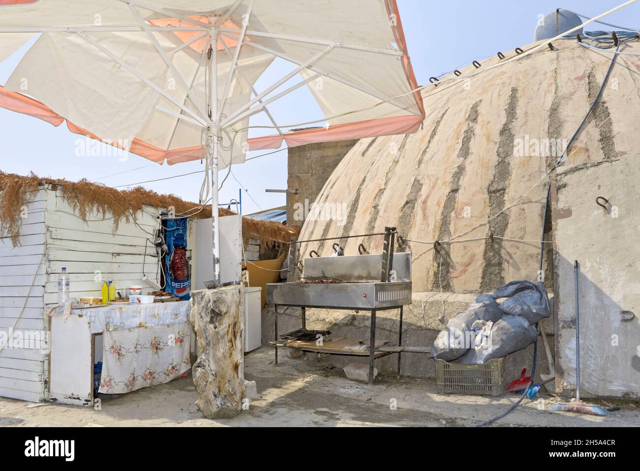 Beachskde Café Küche, die einst Bunker aus der Ära des Kalten Krieges, Albanien war. Stockfoto