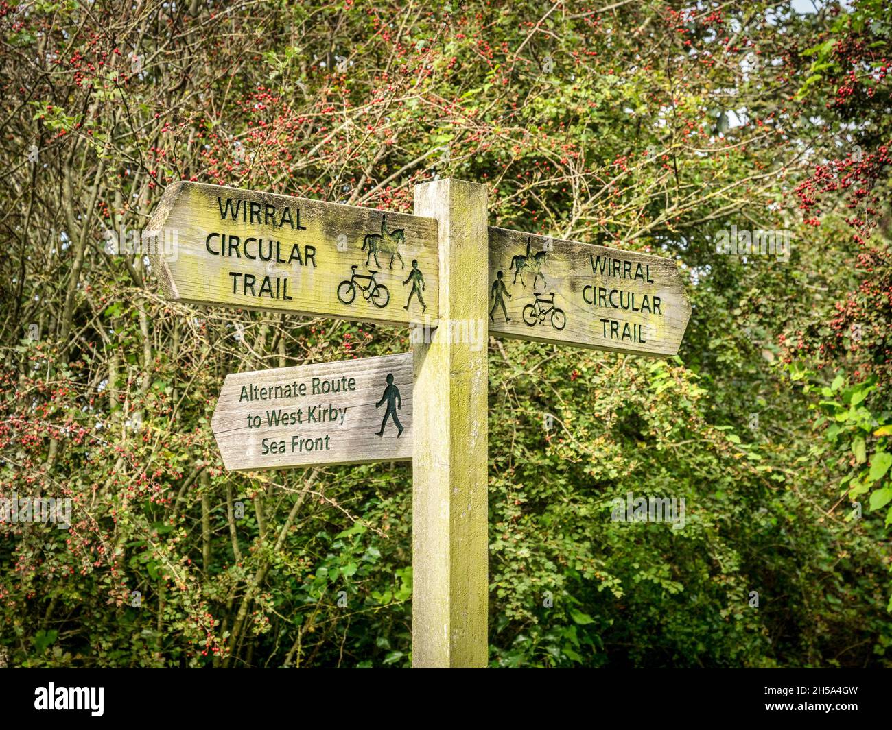 Richtung Wegweiser auf dem Wirral Circular Trail bei West Kirby, Merseyside. Stockfoto