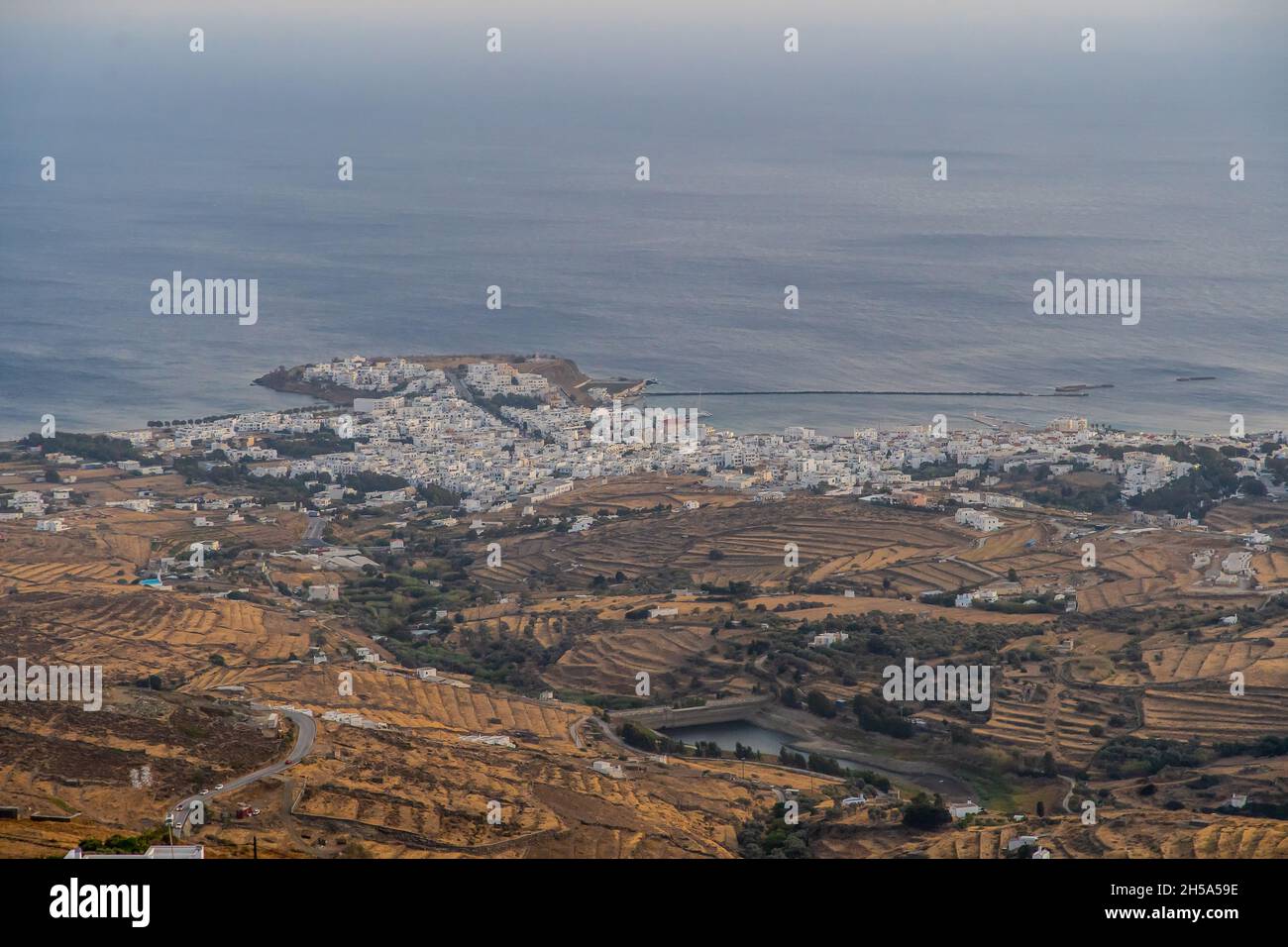 Die Stadt Tinos vom Dorf Arnados aus gesehen, Griechenland Stockfoto