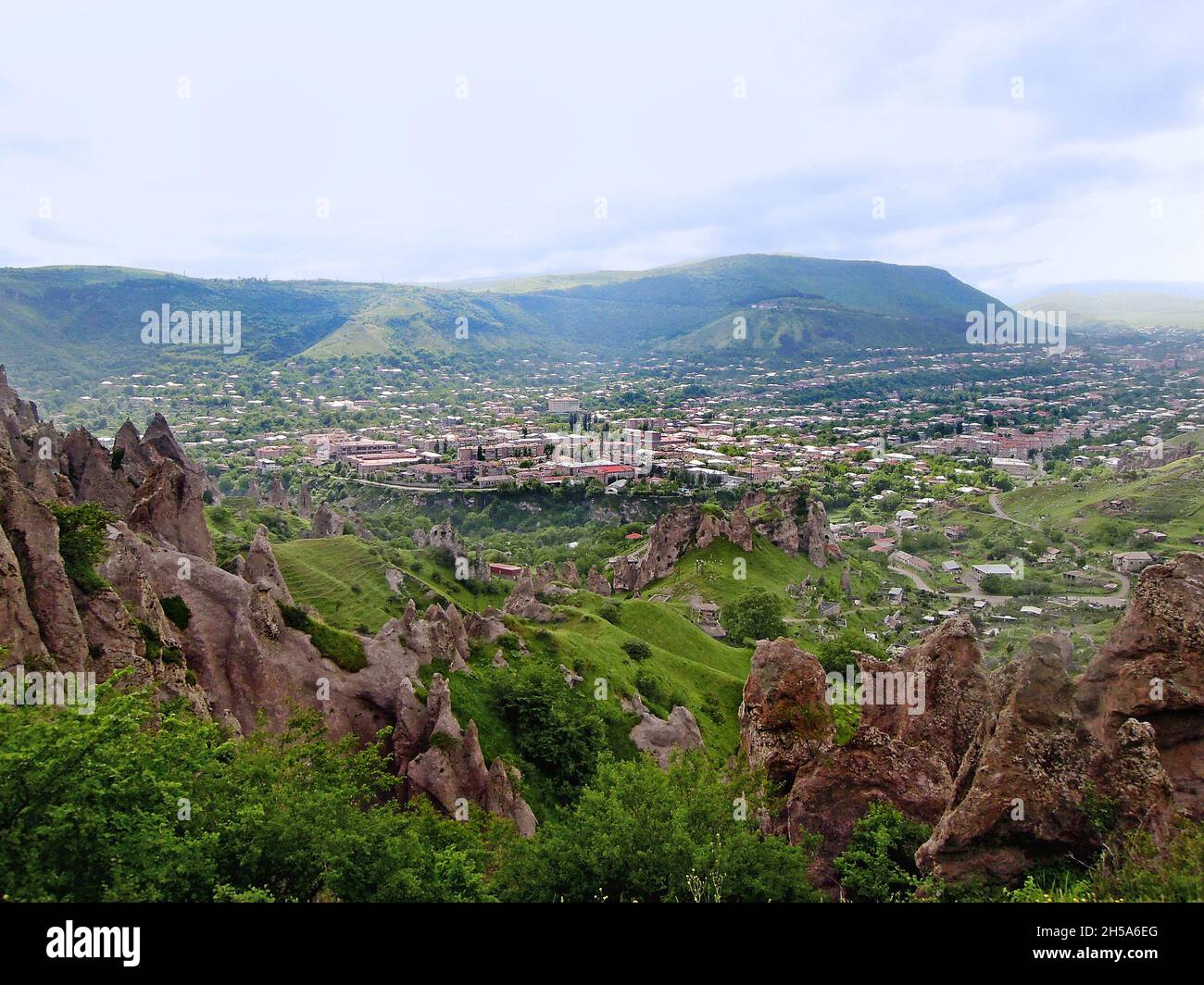 Panoramablick von der Spitze der Hügel rund um die Stadt auf Goris, Armenien, und auf geologischen Park, so genannte Stone Forest. Die Zangezur Berge liegen auf dem Rücken Stockfoto