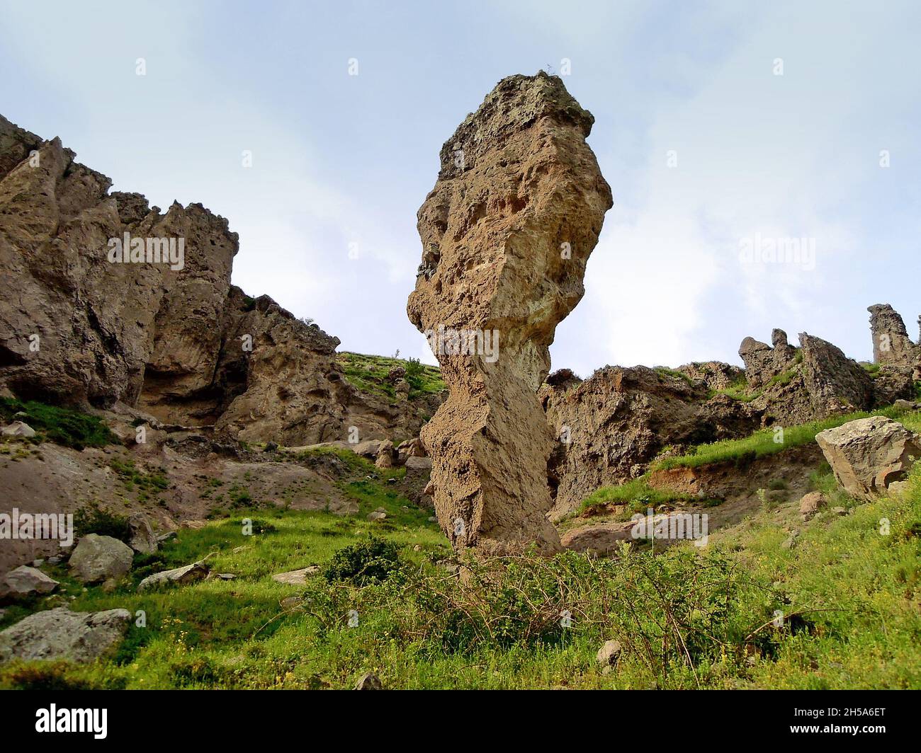 Blick auf Kalksteinreste im geologischen Park Stone Forest in der Nähe von Goris, Armenien. Der Park ist die attraktivste Sehenswürdigkeit der Stadt. Einige von Form Stockfoto