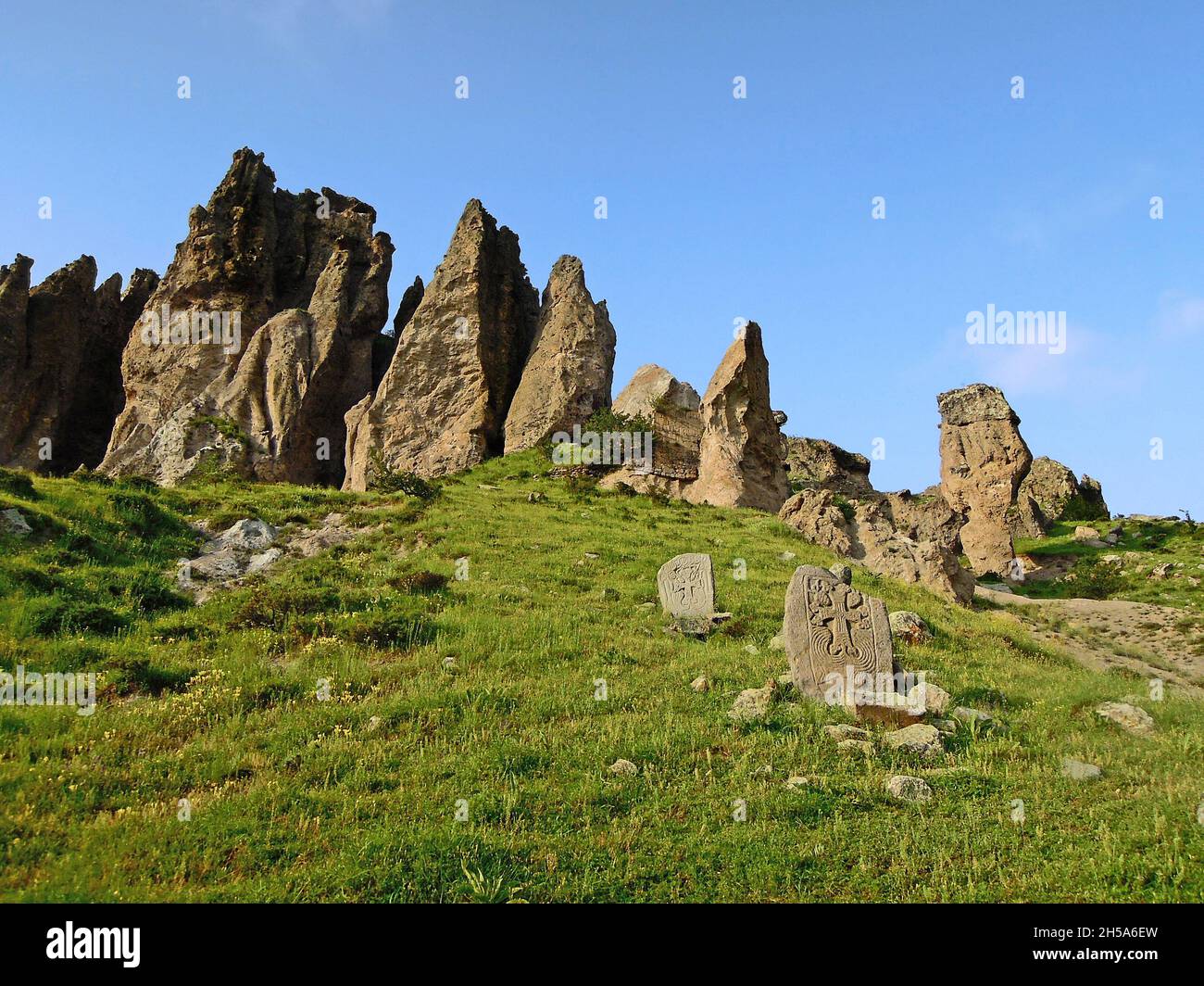Kalksteinreste des geologischen Parks Steinwald & zwei alte khachkars (traditioneller armenischer Kreuzstein) in der Nähe von Goris, Armenien. Der Park ist sehr attraktiv Stockfoto