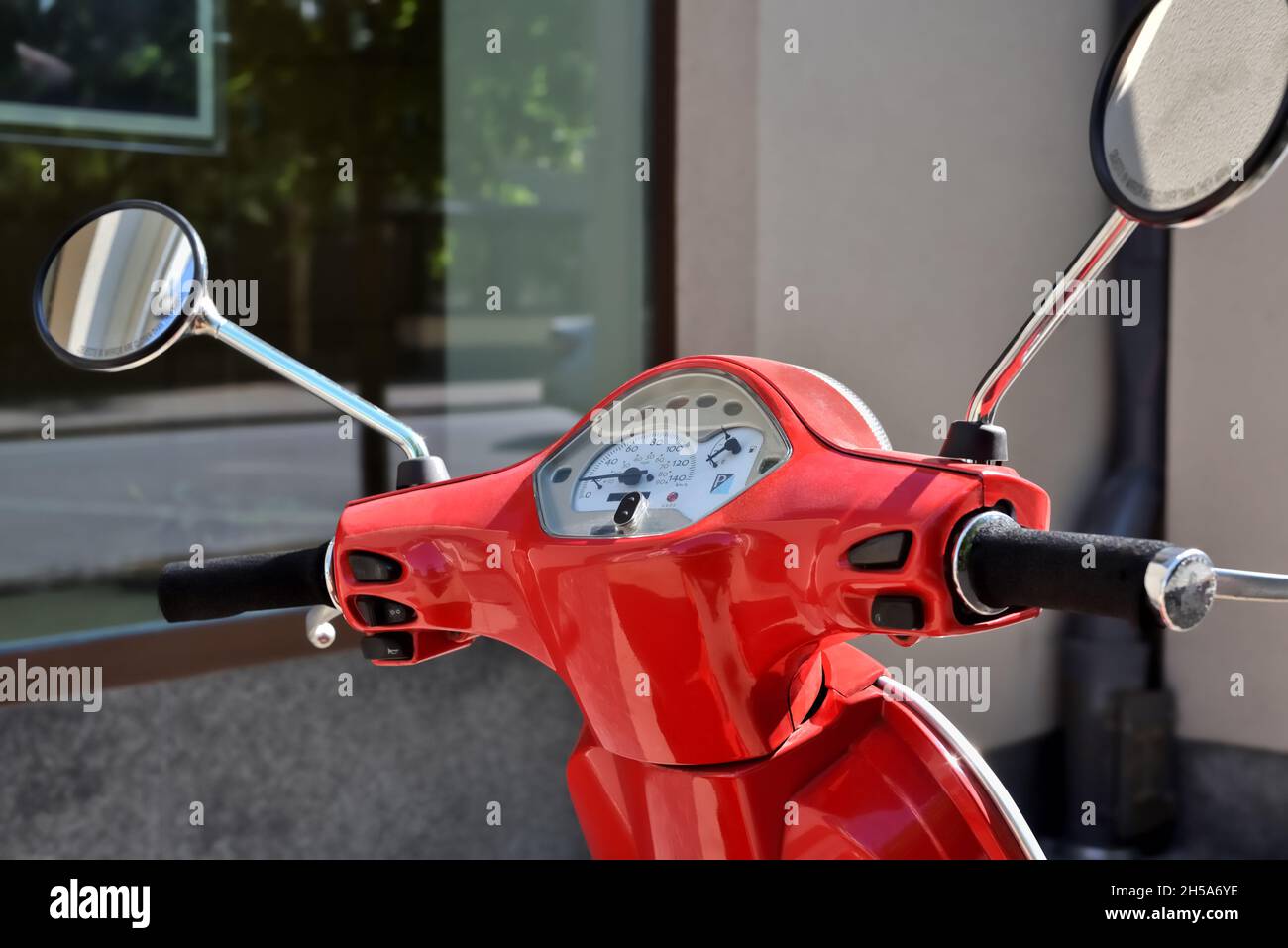 Rusty Vintage Mod Grün Roller Fahrrad Lenker Spiegel Und Scheinwerfer  Stockfoto und mehr Bilder von Autoscheinwerfer - iStock
