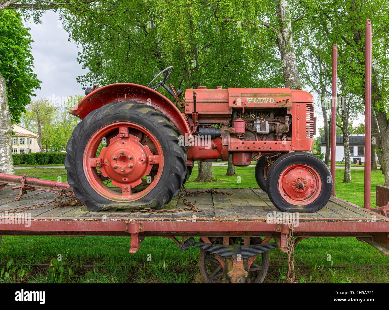 Vadstena, Schweden - 23. Mai 2021: Ein alter Traktor-Volvo auf der Ladeplattform Stockfoto