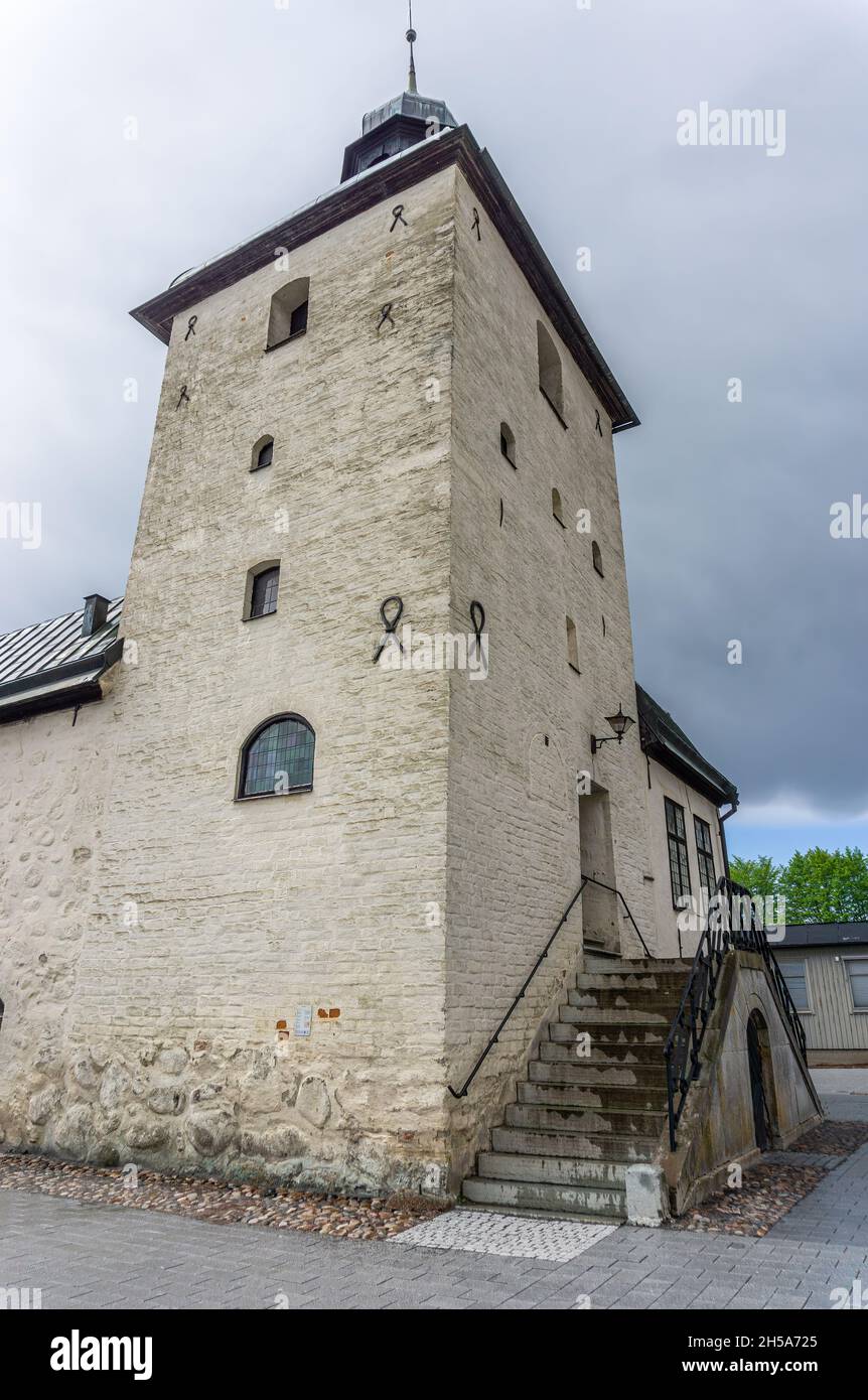 Adstena, Schweden - 23. Mai 2021: Turm gehört Rathaus in Vadstena in mittelalterlichen Gebäude Stockfoto