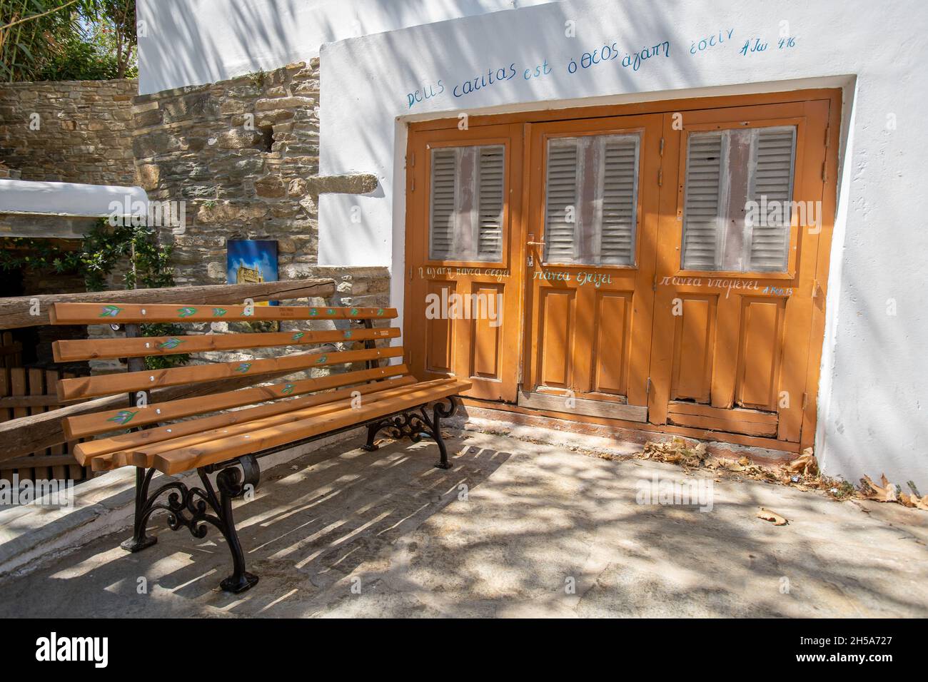 Bank vor einer unterirdischen Fotoausstellung in Komi, Tinos, Griechenland Stockfoto