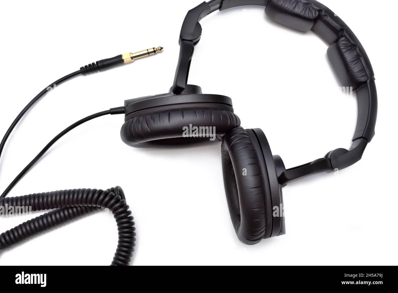Professionelle Studio-Kopfhörer zum Hören, Mischen und Aufnehmen von Musik, Draufsicht auf weißem Hintergrund. Stockfoto