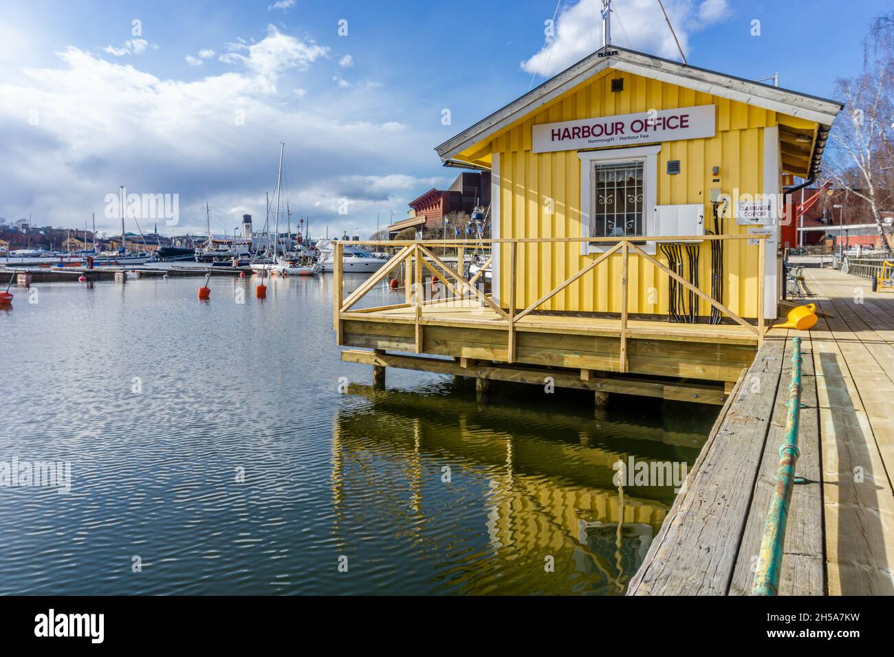 Stockholm, Schweden - 8. April 2021: Hafenbüro in gelbem Holz am Wasser Stockfoto