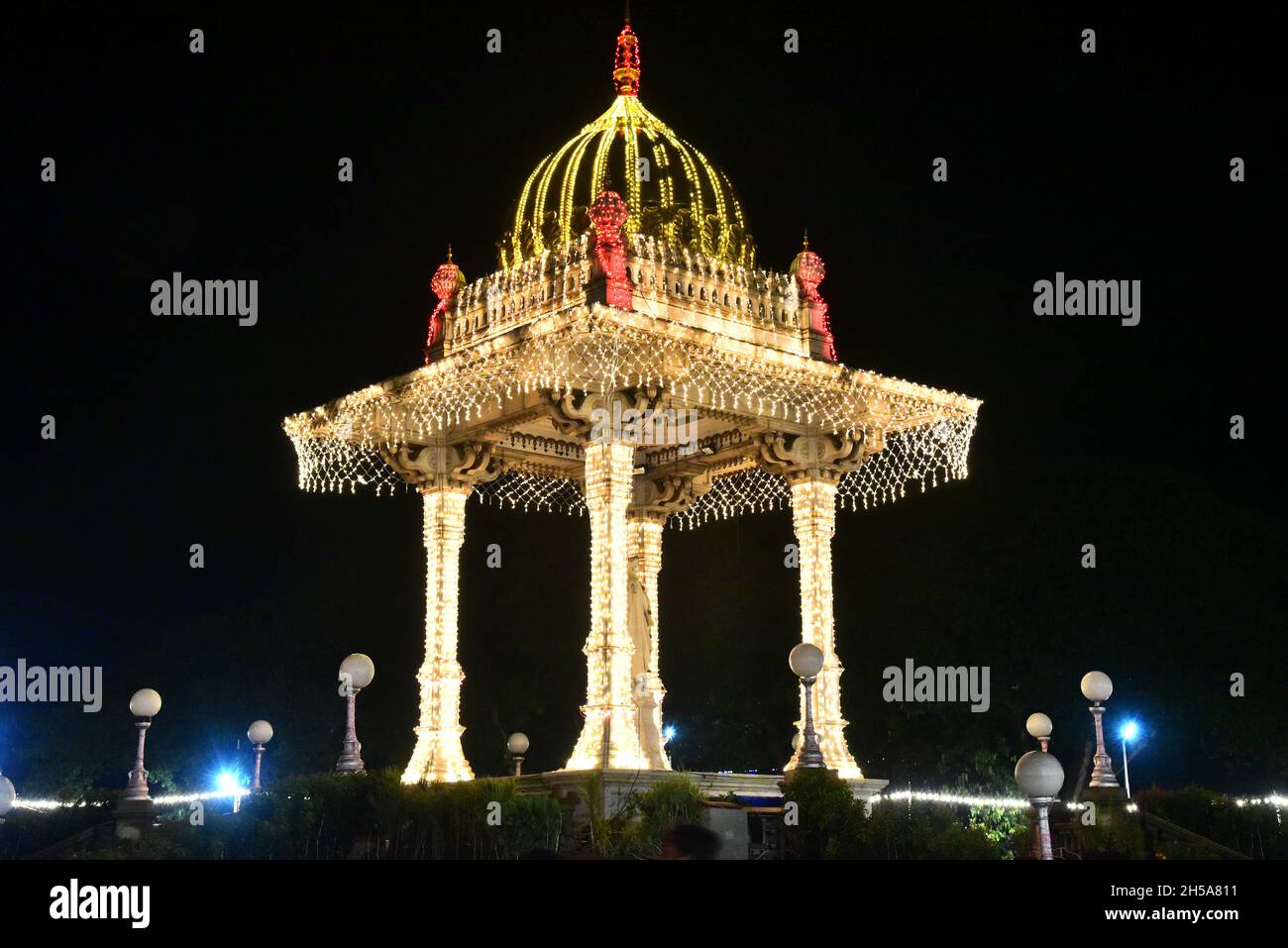 Beleuchtetes Gebäude während dussehra, mysore, indien Stockfoto