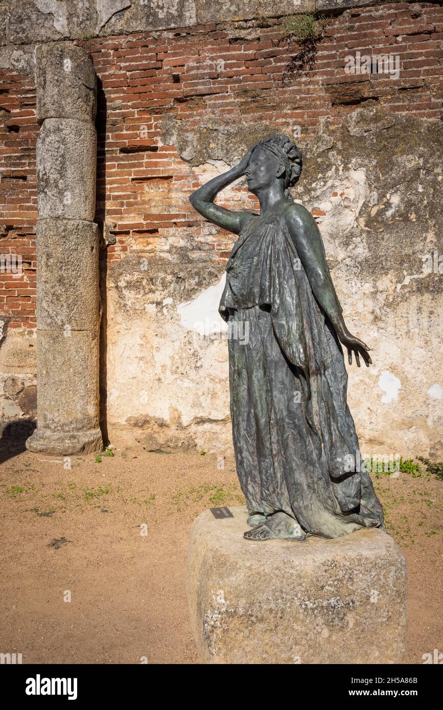 Bronzestatue von Margarita Xirgu im römischen Theater, Merida, Provinz Badajoz, Extremadura, Spanien. Margarita Xirgu Subirá, 1888 - 1969, spanische sta Stockfoto