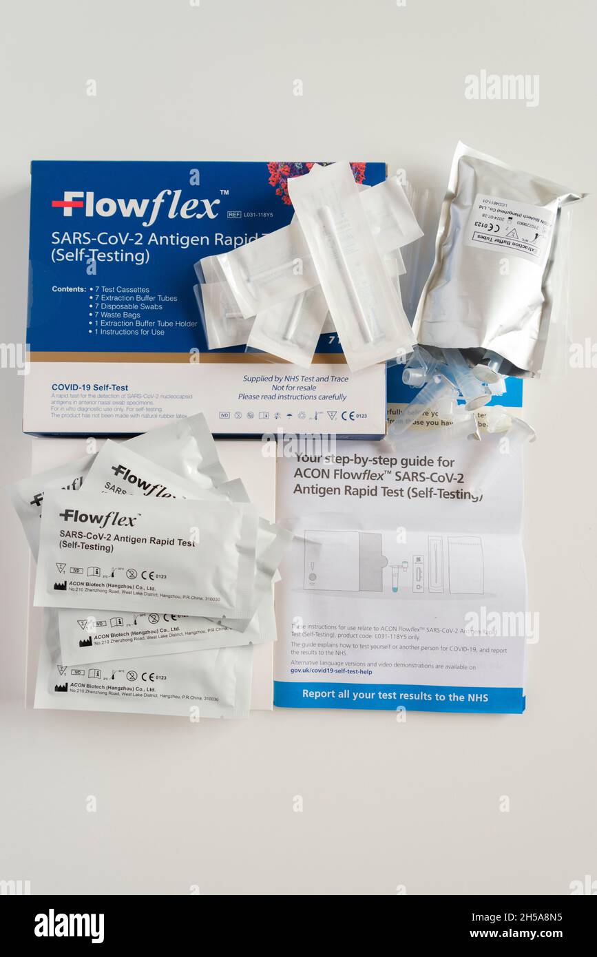 Ein Flowflex Covid-19 Selbsttestkit Stockfoto