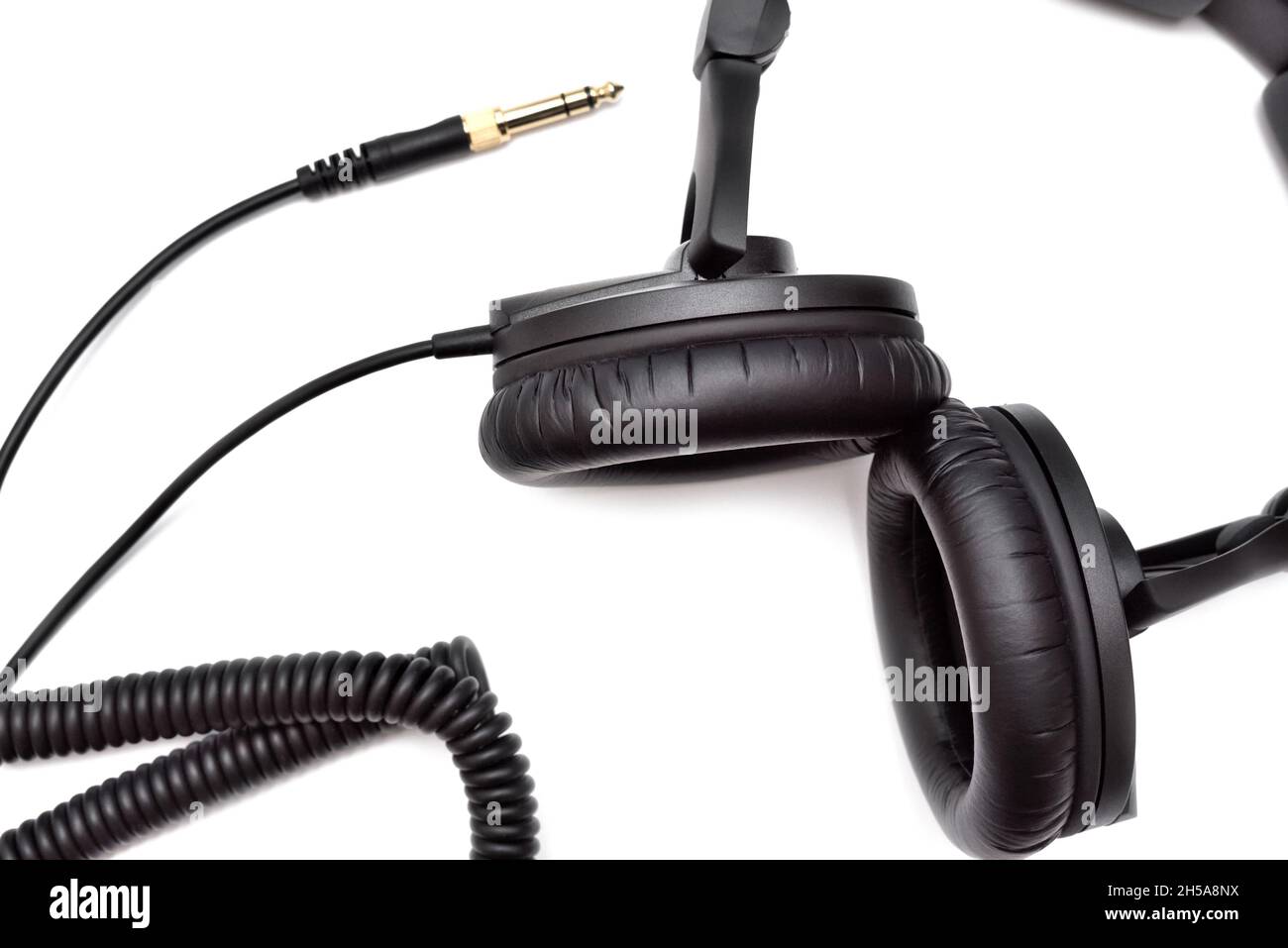 Draufsicht auf schwarze kabelgebundene Stereokopfhörer. Professionelle Studio-Kopfhörer zum Hören, Mischen und Aufnehmen von Musik. Stockfoto