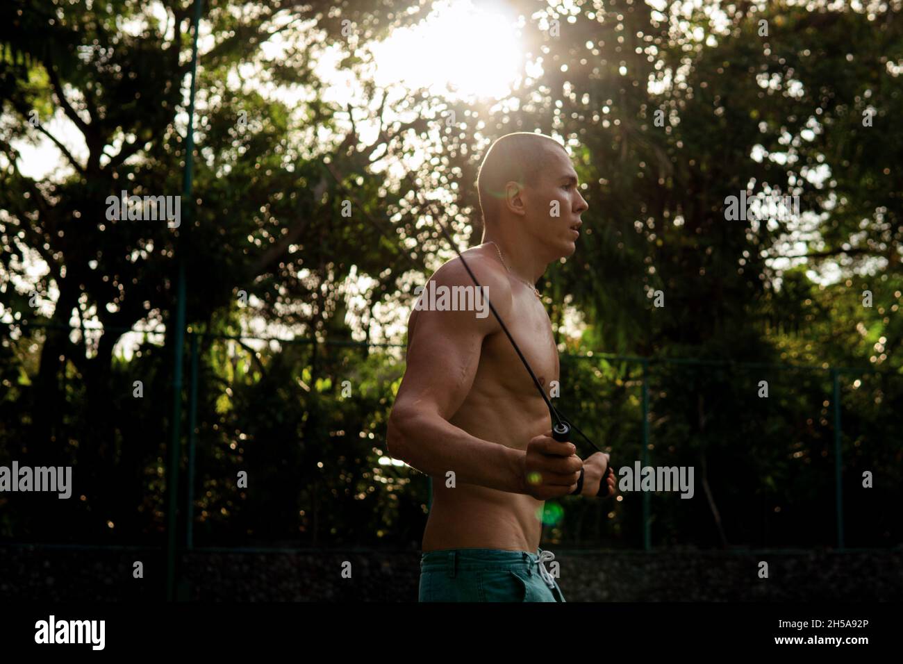 Ein Mann, der Gummibänder macht. bali Stockfoto