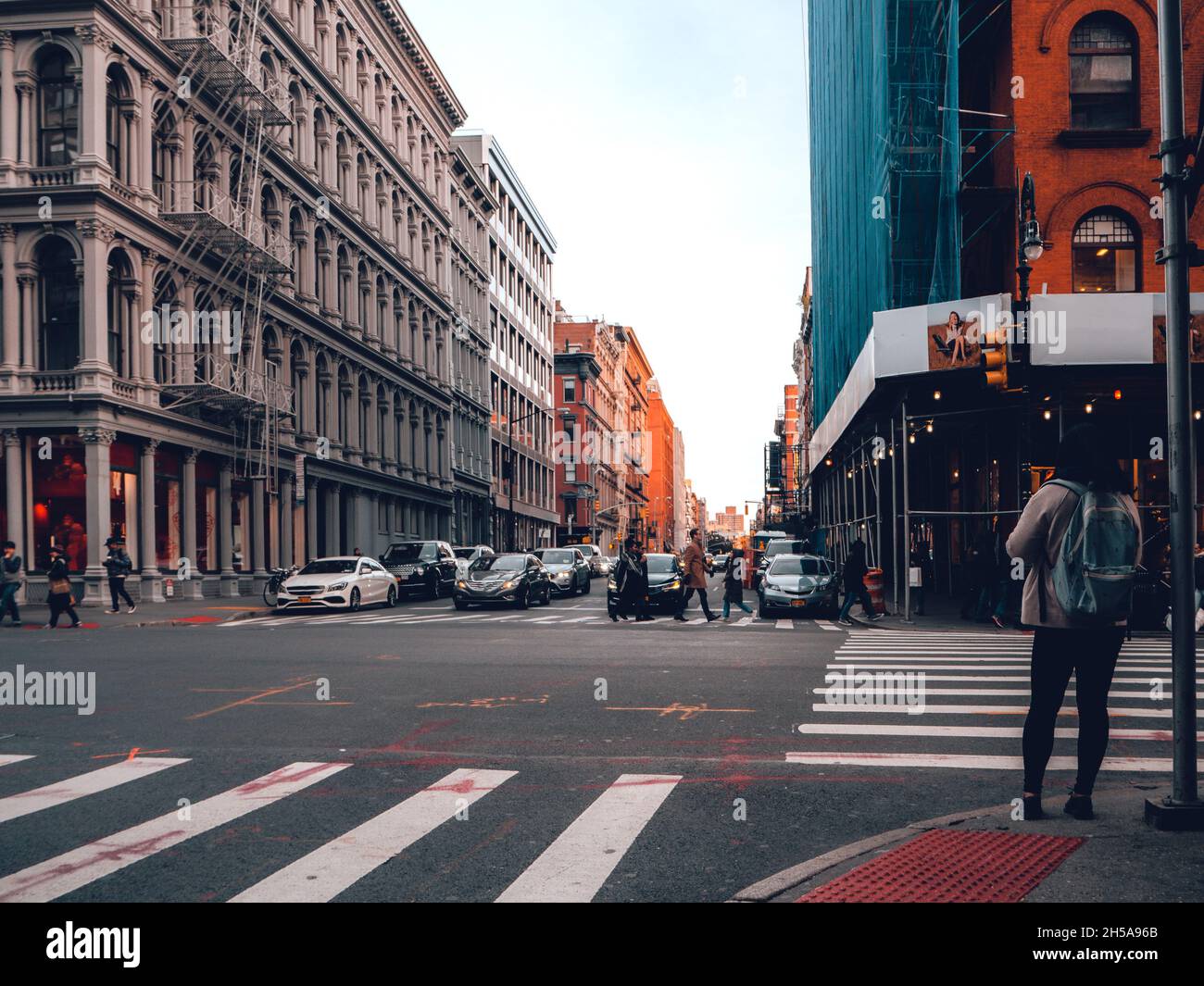 Warten an einer Kreuzung in der Innenstadt von NYC Stockfoto