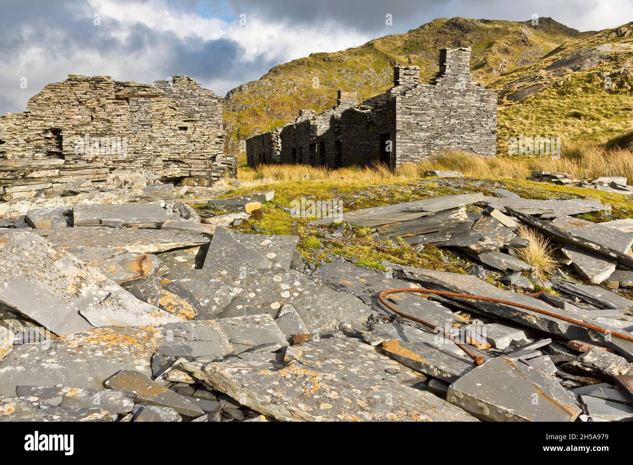 Die Überreste der Schieferanlagen von Croesor, der Eisenbahn und der Unterkünfte in nordwales. Stockfoto