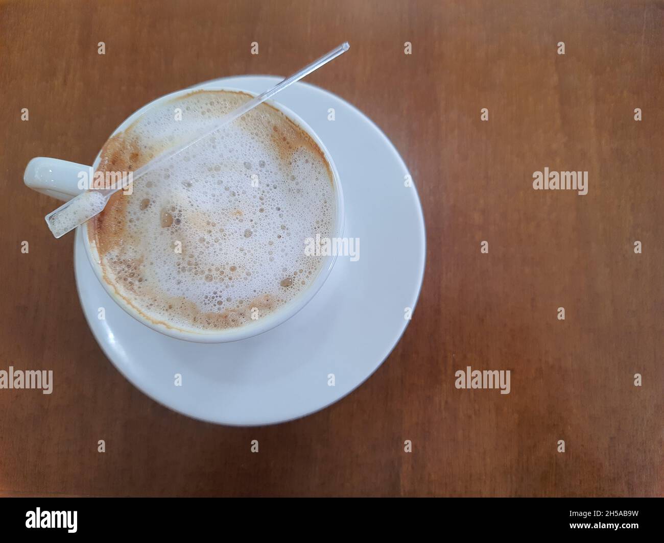 Kaffeetasse auf Holztisch. Draufsicht. Stockfoto