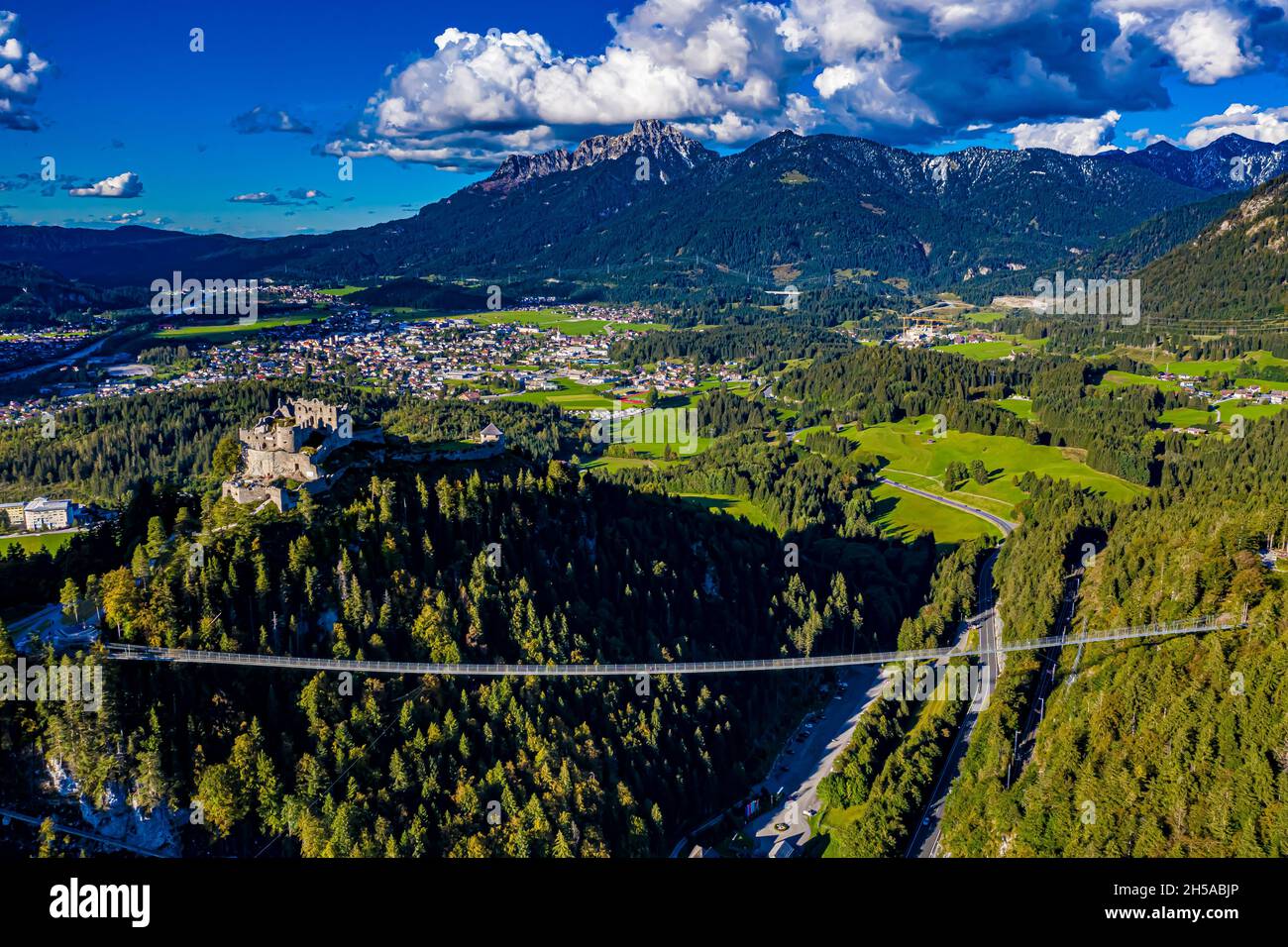 Burgruine Ehrenberg in Österreich aus der Luft Stockfoto