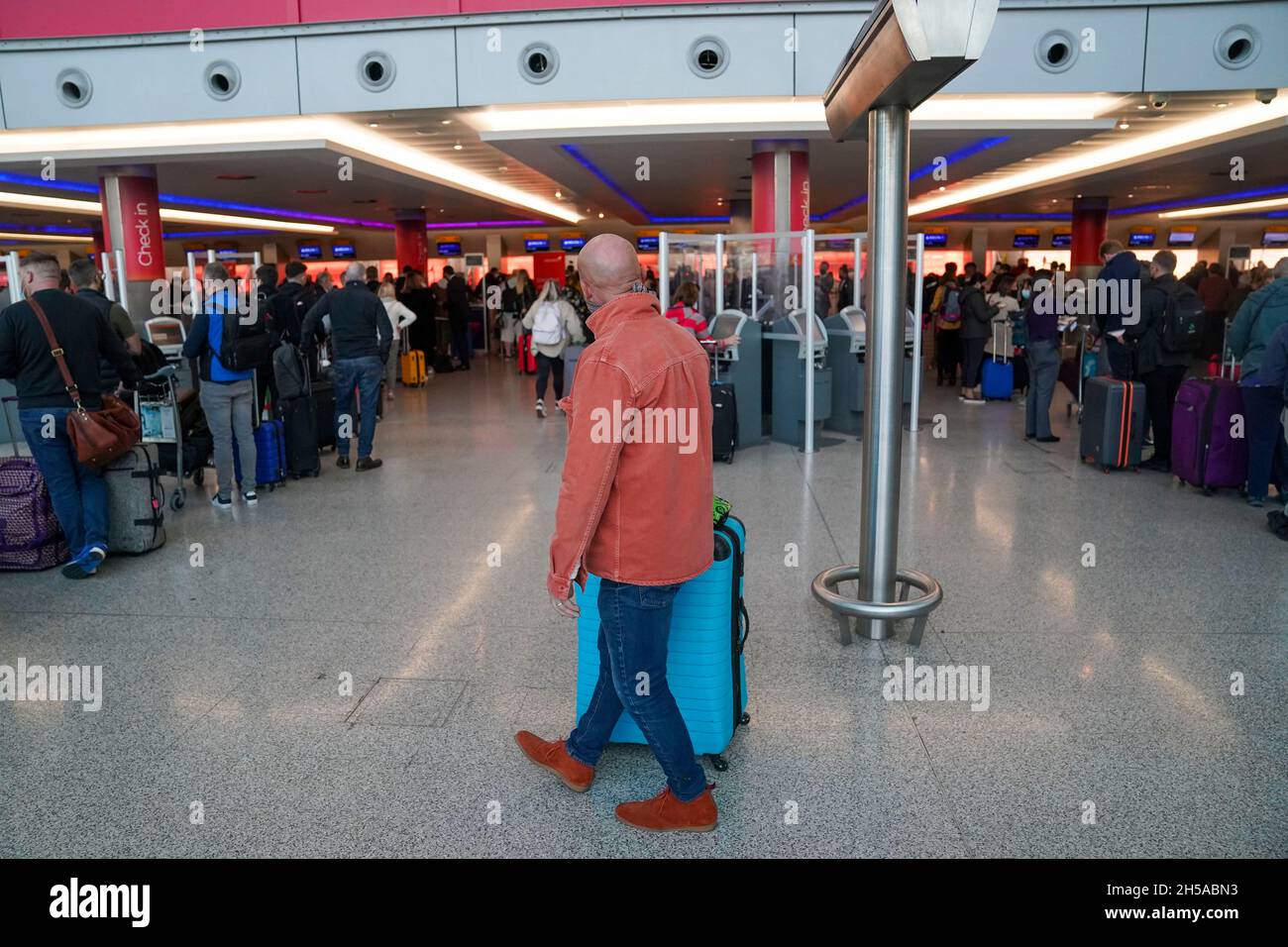 Die Passagiere stehen am T3 des Flughafens London Heathrow in der Schlange, da die USA ihre Grenzen für britische Besucher wieder öffnen, was den Reisesektor erheblich ankurbeln wird. Tausende von Reisenden starten zu lang erwarteten Treffen mit Familie und Freunden auf transatlantische Flüge. Bilddatum: Montag, 8. November 2021. Stockfoto