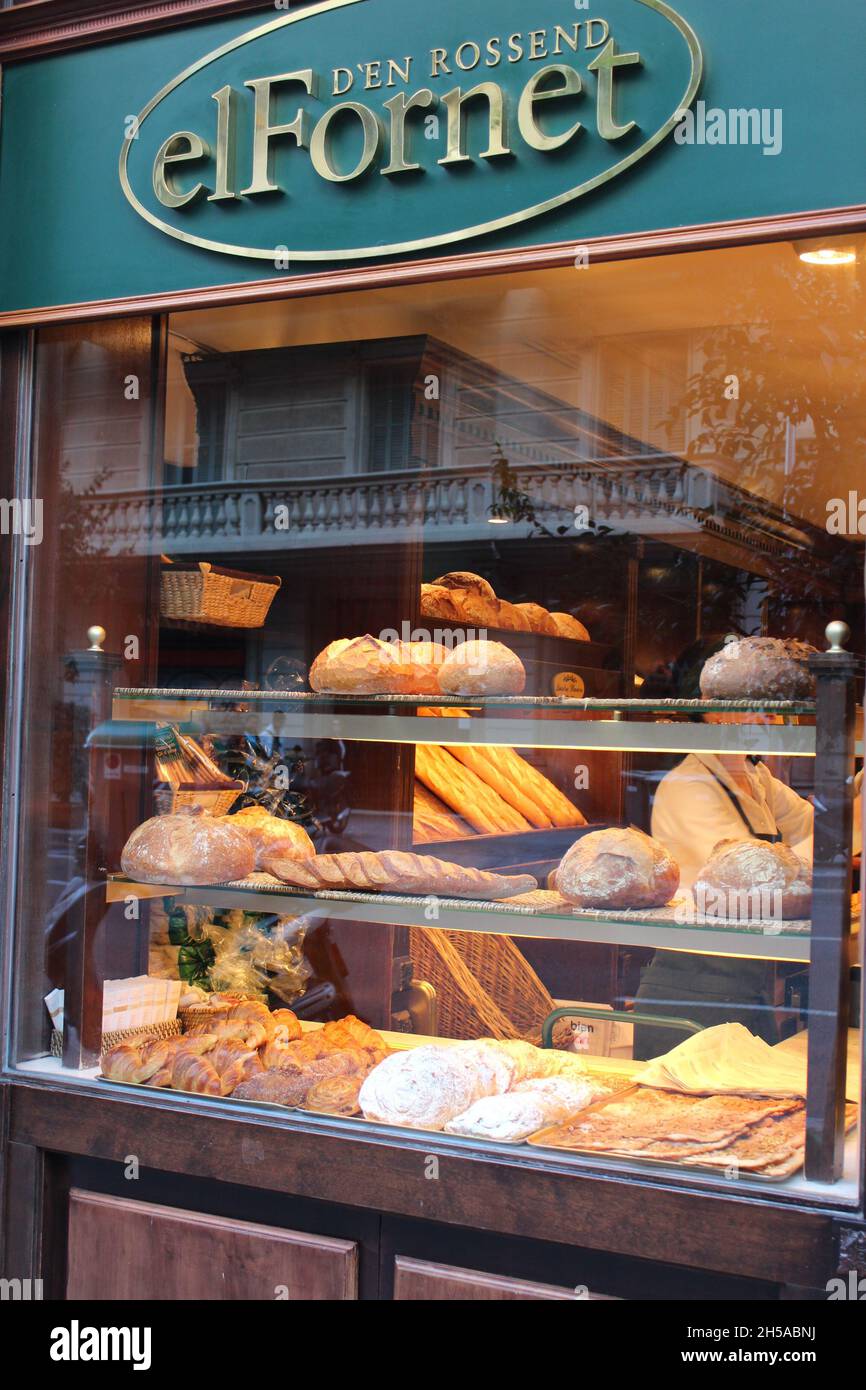 Köstliche Brote in einer wunderschönen spanischen Bäckerei. Verschiedene Brotsorten auf Backwarenregalen. Barcelona - Katalonien - Spanien. November 2011 Stockfoto