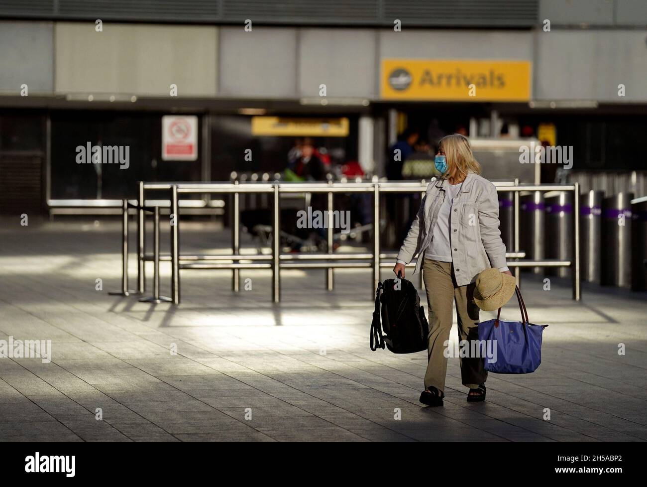 Ein Passagier kommt am T3 des Flughafens London Heathrow an, da die USA ihre Grenzen für britische Besucher wieder öffnen, was dem Reisesektor einen erheblichen Schub gibt. Tausende von Reisenden starten zu lang erwarteten Treffen mit Familie und Freunden auf transatlantische Flüge. Bilddatum: Montag, 8. November 2021. Stockfoto