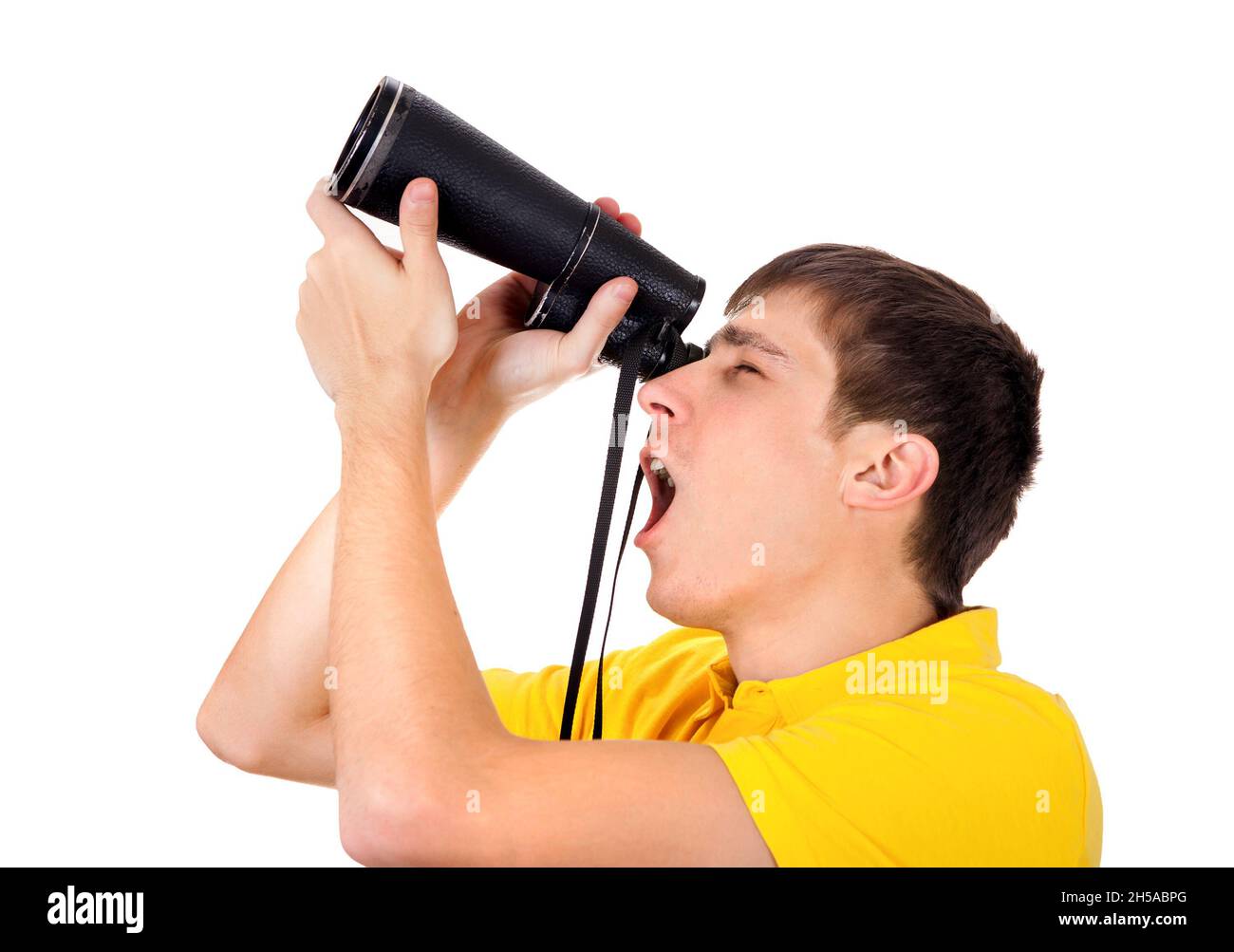 Überrascht junger Mann mit Monocle Spionage für jemanden auf dem weißen Hintergrund Stockfoto