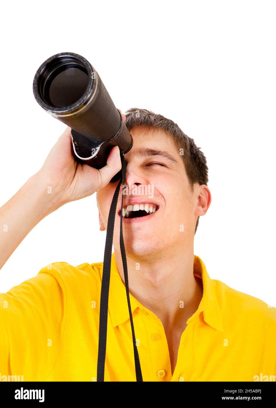 Überrascht junger Mann mit Monocle Spionage für jemanden auf dem weißen Hintergrund Stockfoto