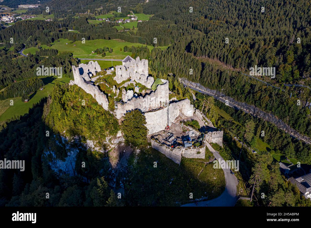 Burgruine Ehrenberg in Österreich aus der Luft Stockfoto