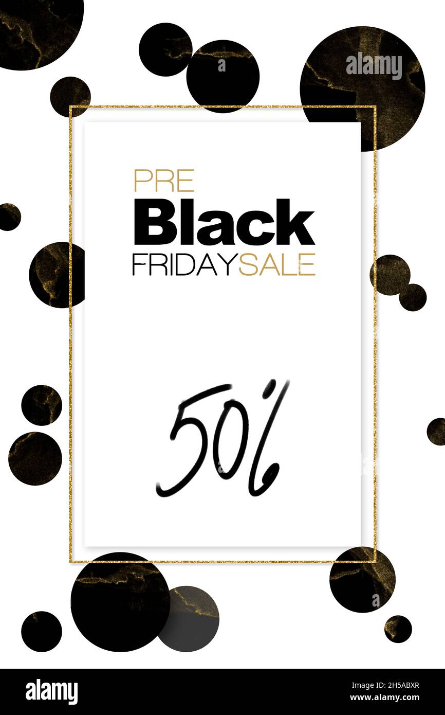 Angebot Vor Dem Black Friday. Kreatives Poster- oder Etikettendesign mit goldenem Glitzerrahmen, der 50 % Rabatt auf einen schwarz-weißen Hintergrund mit Punktmuster bietet. Stockfoto