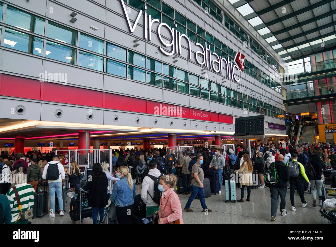 Die Passagiere stehen am T3 des Flughafens London Heathrow in der Schlange, da die USA ihre Grenzen für britische Besucher wieder öffnen, was den Reisesektor erheblich ankurbeln wird. Tausende von Reisenden starten zu lang erwarteten Treffen mit Familie und Freunden auf transatlantische Flüge. Bilddatum: Montag, 8. November 2021. Stockfoto