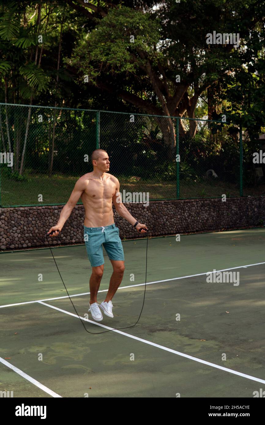 Ein Mann, der Gummibänder macht. bali Stockfoto
