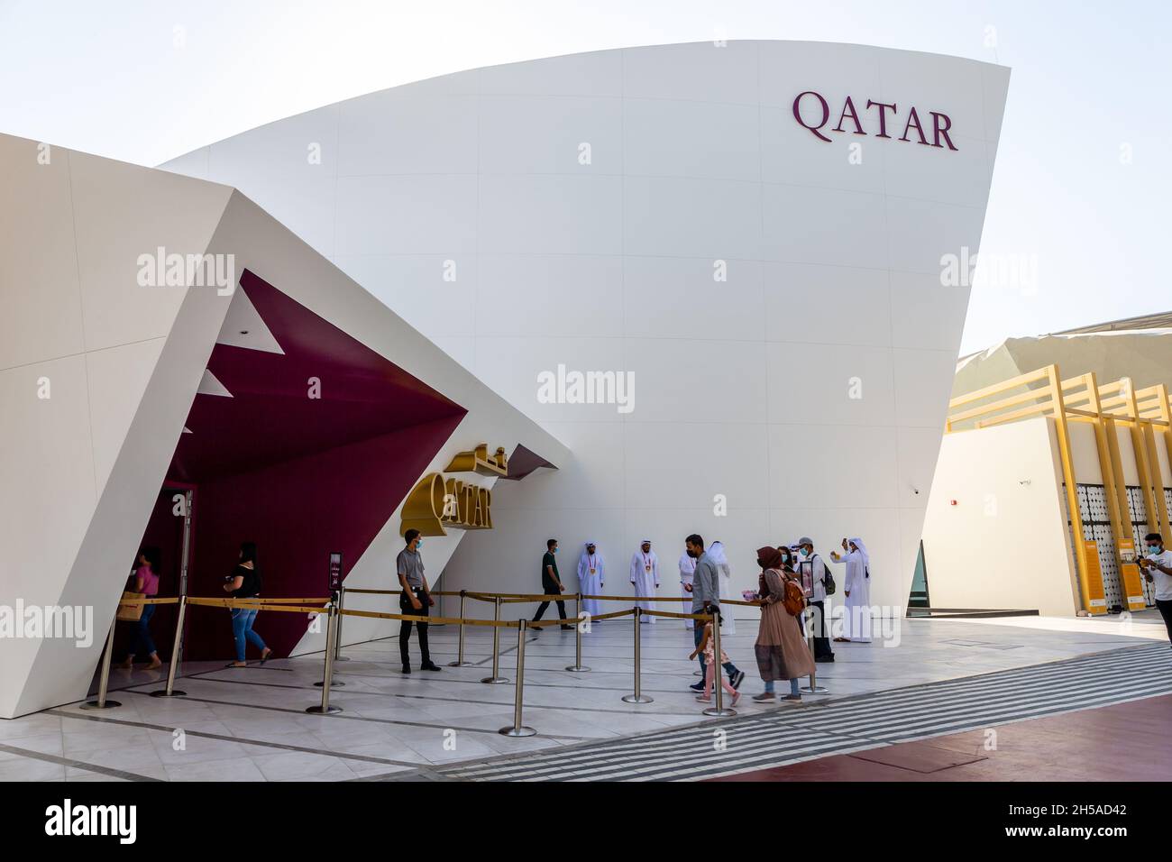 Dubai, VAE, 27.10.2021. Qatar Pavilion auf der Expo 2020 Dubai mit Besuchern, die das Gebäude betreten. Stockfoto