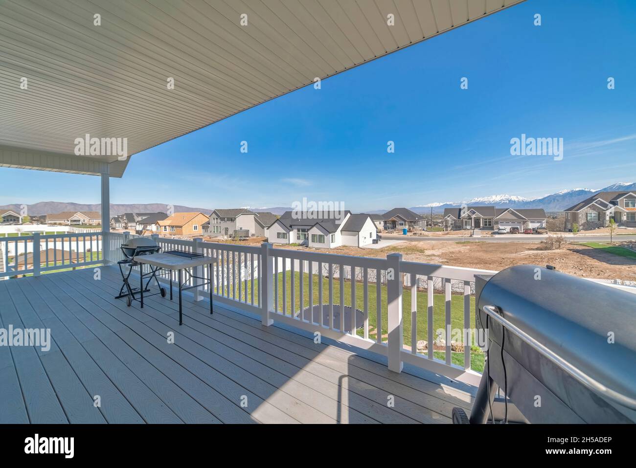 Aussicht Deck eines Hauses mit Holzdielen Boden und zwei Grills Stockfoto