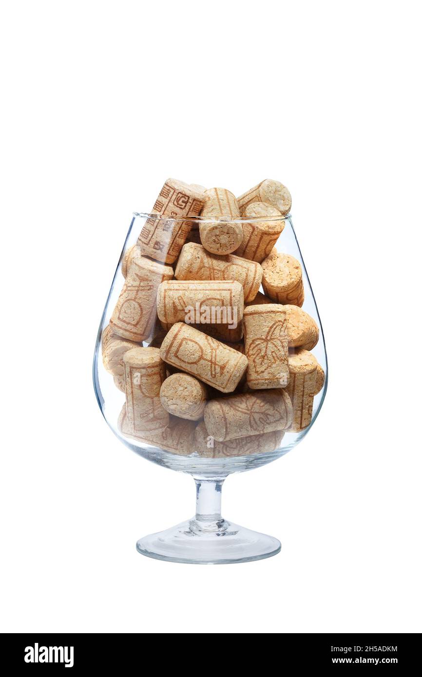 Glas gefüllt mit Weinkorken, auf weißem Hintergrund isoliert Stockfoto
