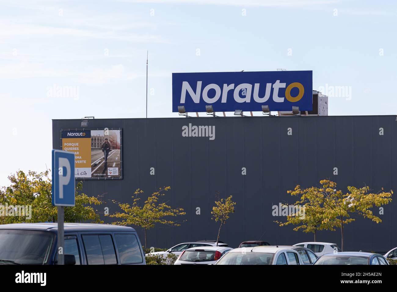 LA ELIANA, SPANIEN - 27. OKTOBER 2021: Norauto ist ein französisches Unternehmen, das sich auf Autoreparaturen, Autozubehör und Autoteile konzentriert Stockfoto