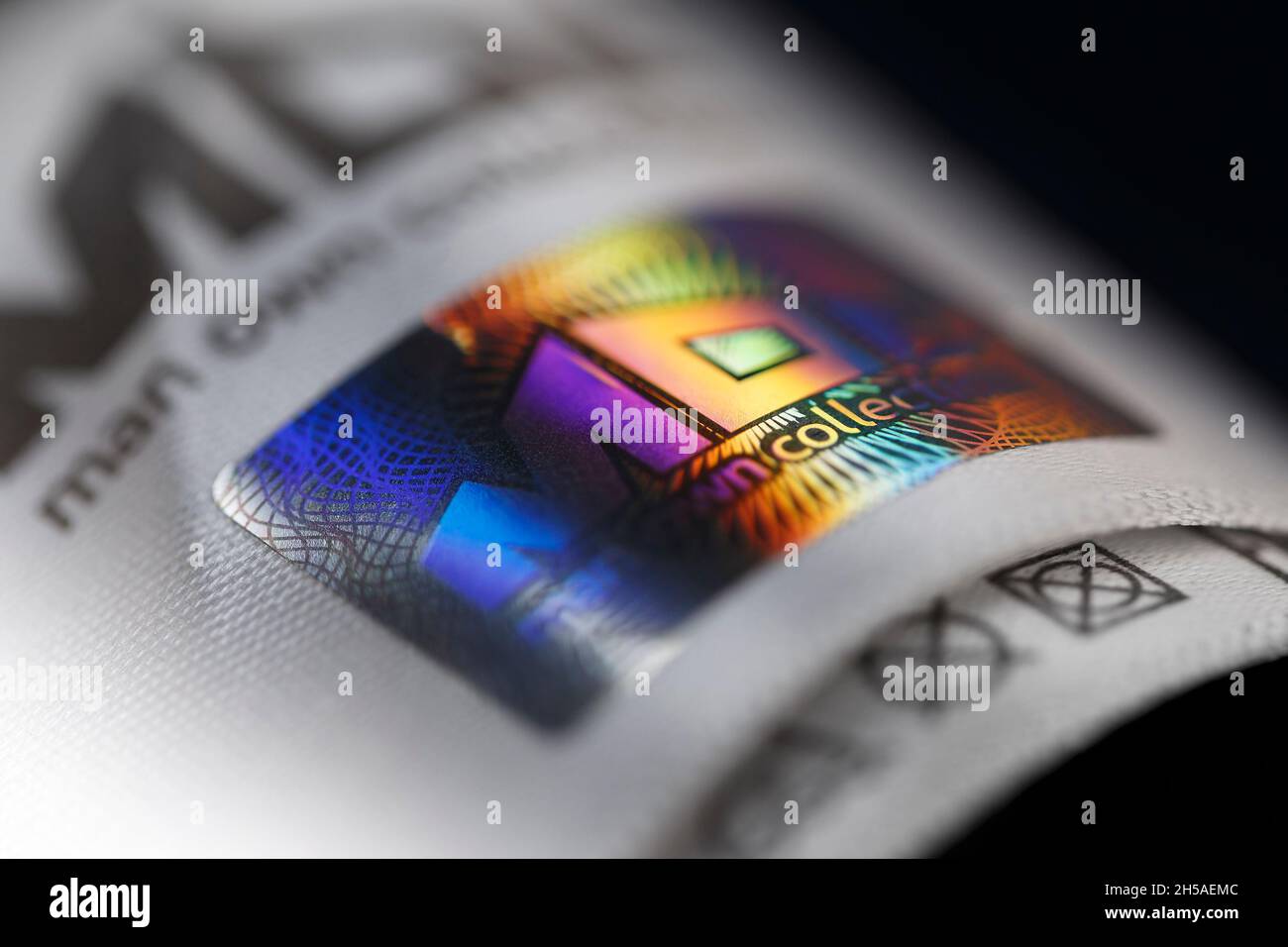 Holographisches Etikett auf der Kleidung. Nahaufnahme mit geringer Schärfentiefe Stockfoto