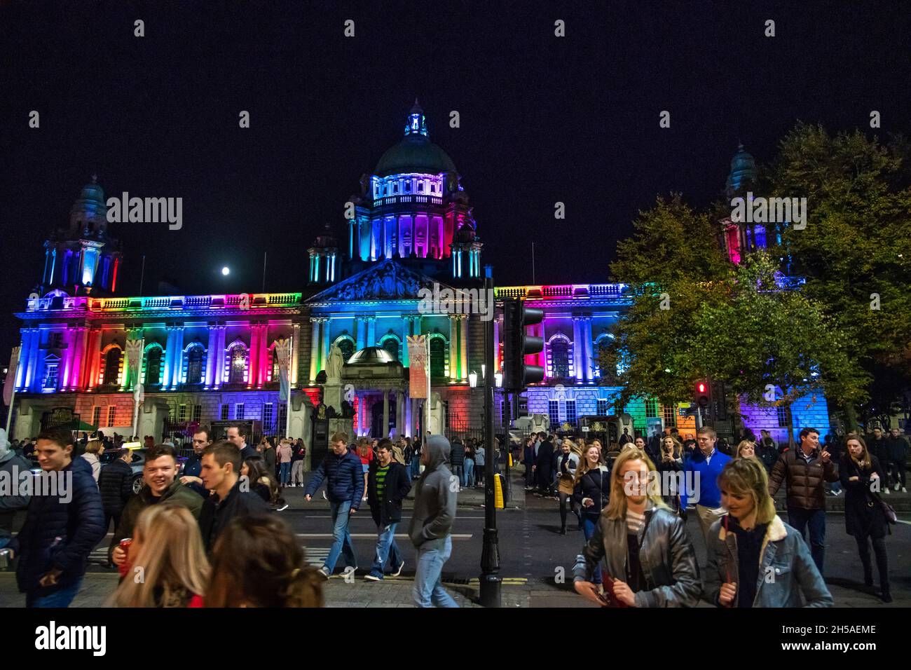 Massen junger Menschen vor dem Rathaus von Belfast, Culture Night 2018, Nordirland Stockfoto