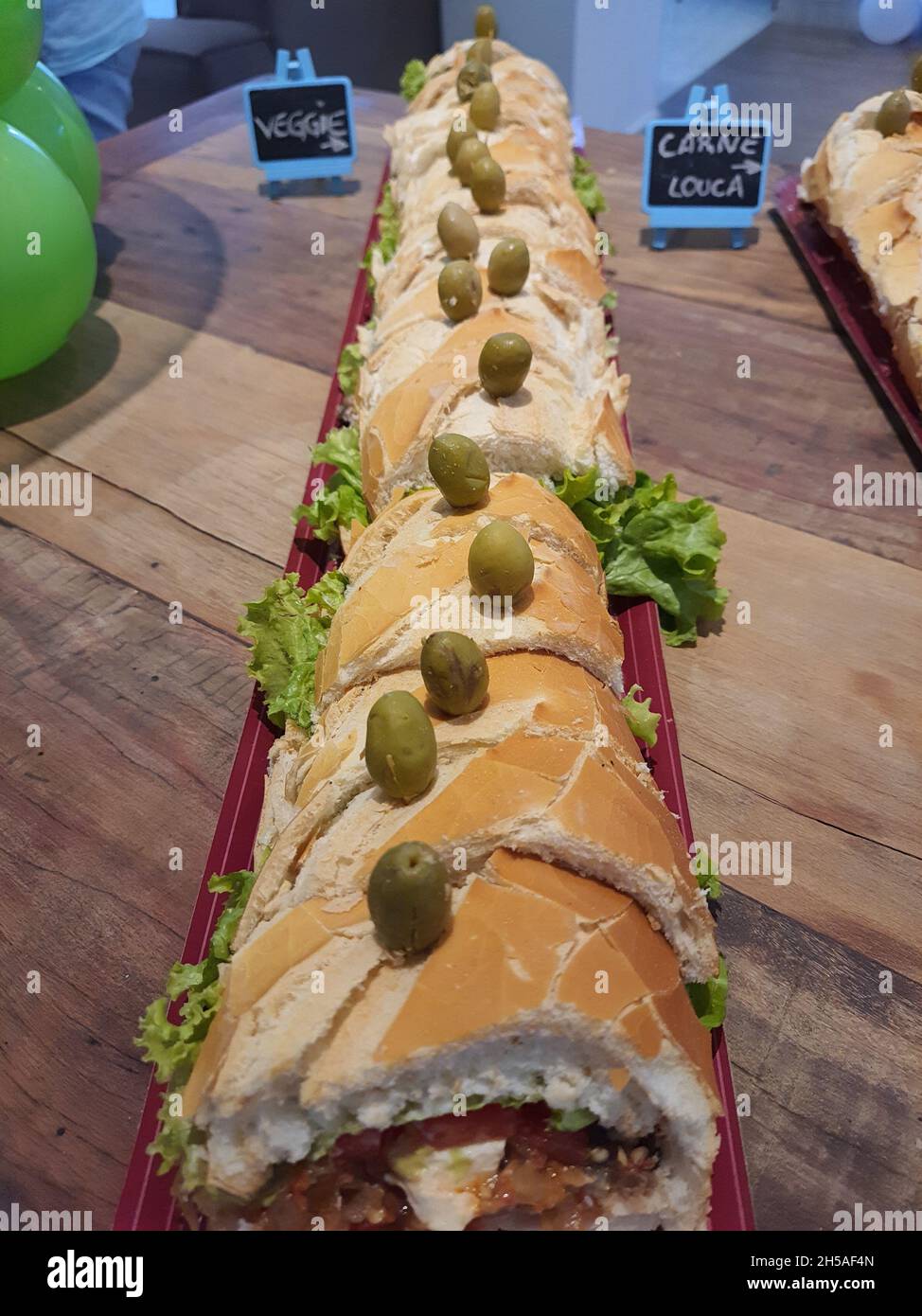 Meter Sandwich (Sanduiche de Metro), Sanduba, brasilianische Küche, auf einem Tisch. Stockfoto