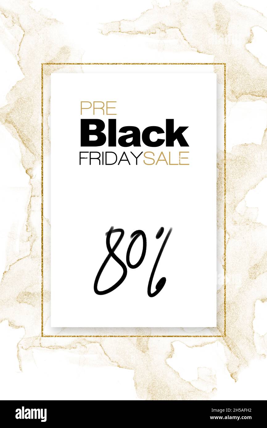Stilvolles Pre Black Friday Verkaufsposter mit Marmoreffekt und goldenen Glitzer-Akzenten und Rahmen, die eine 80-prozentige Preissenkung bieten. Stockfoto