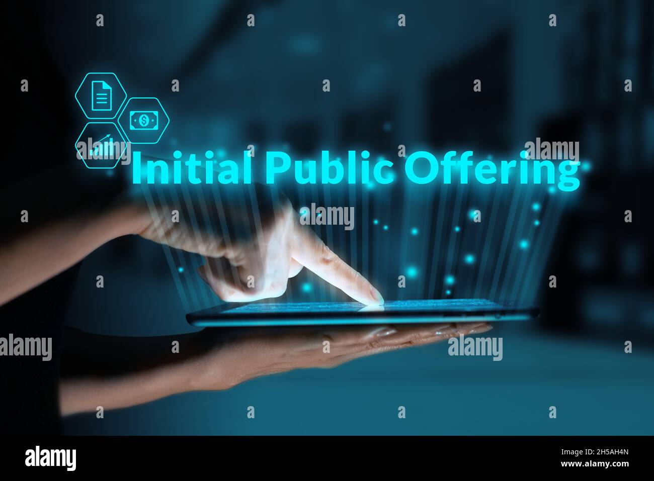 Abkürzung für „IPO“ oder „Initial Public Offering“. Person, die ein Tablet hält. Stockfoto