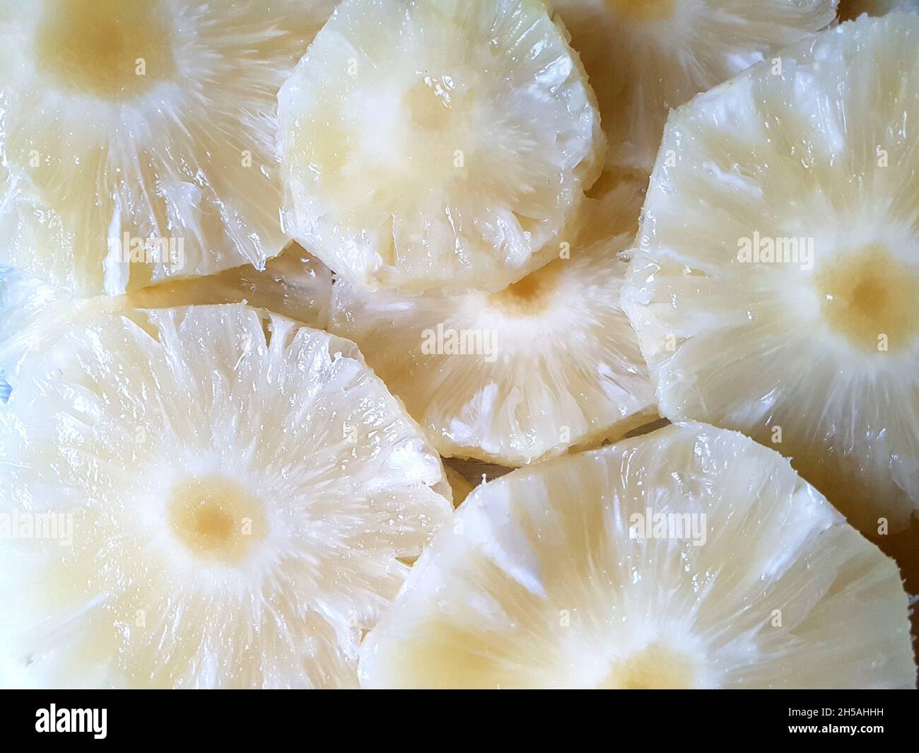 Ananas: Scheiben, Draufsicht, Hintergründe und Texturen. Stockfoto