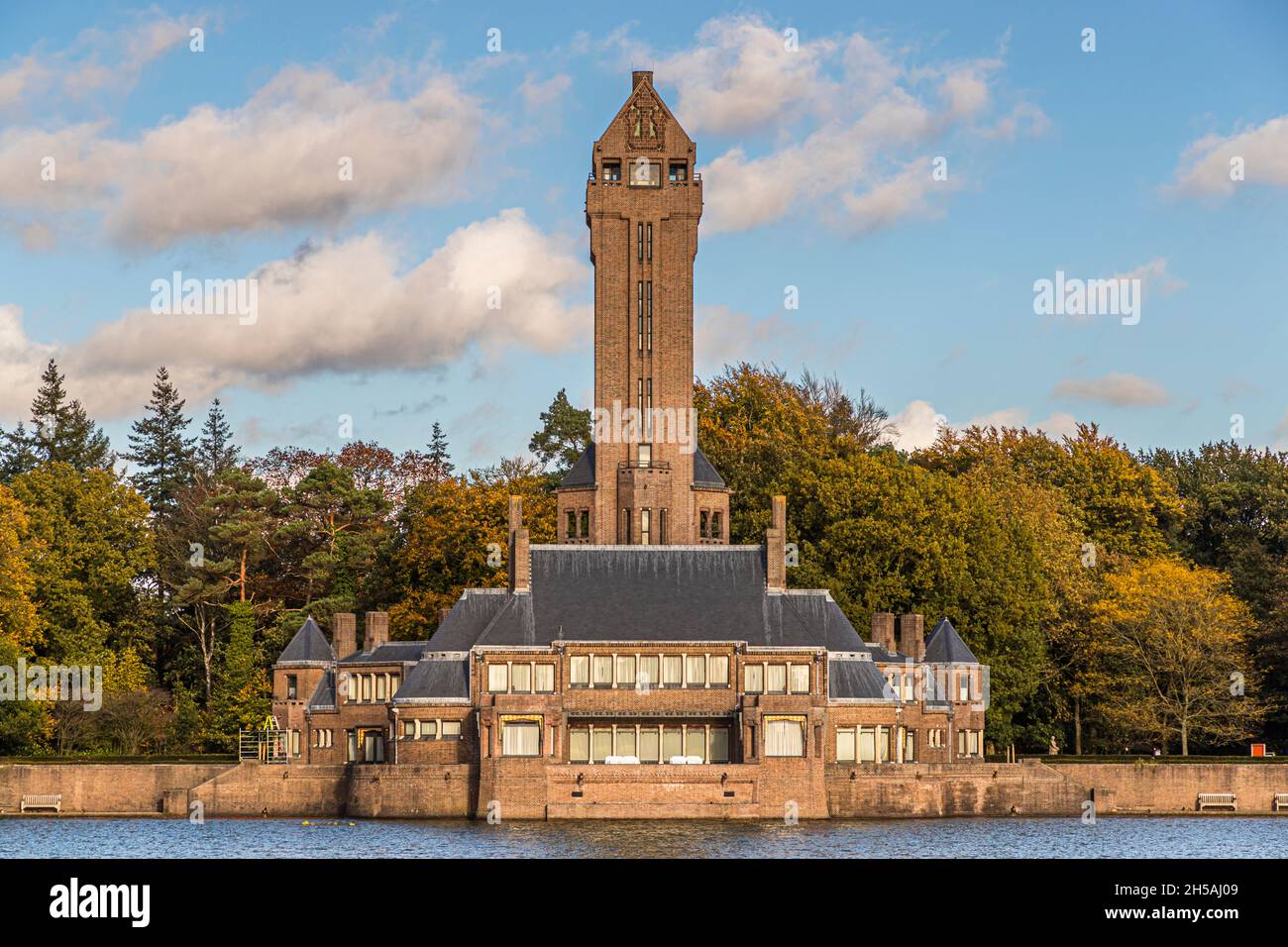 Jagdschloss Sint Hubertus entworfen vom Architekten Hendrikus Petrus Berlage (1856-1934) im Nationalpark De Hoge Veluwe in Hoenderloo, Niederlande Stockfoto