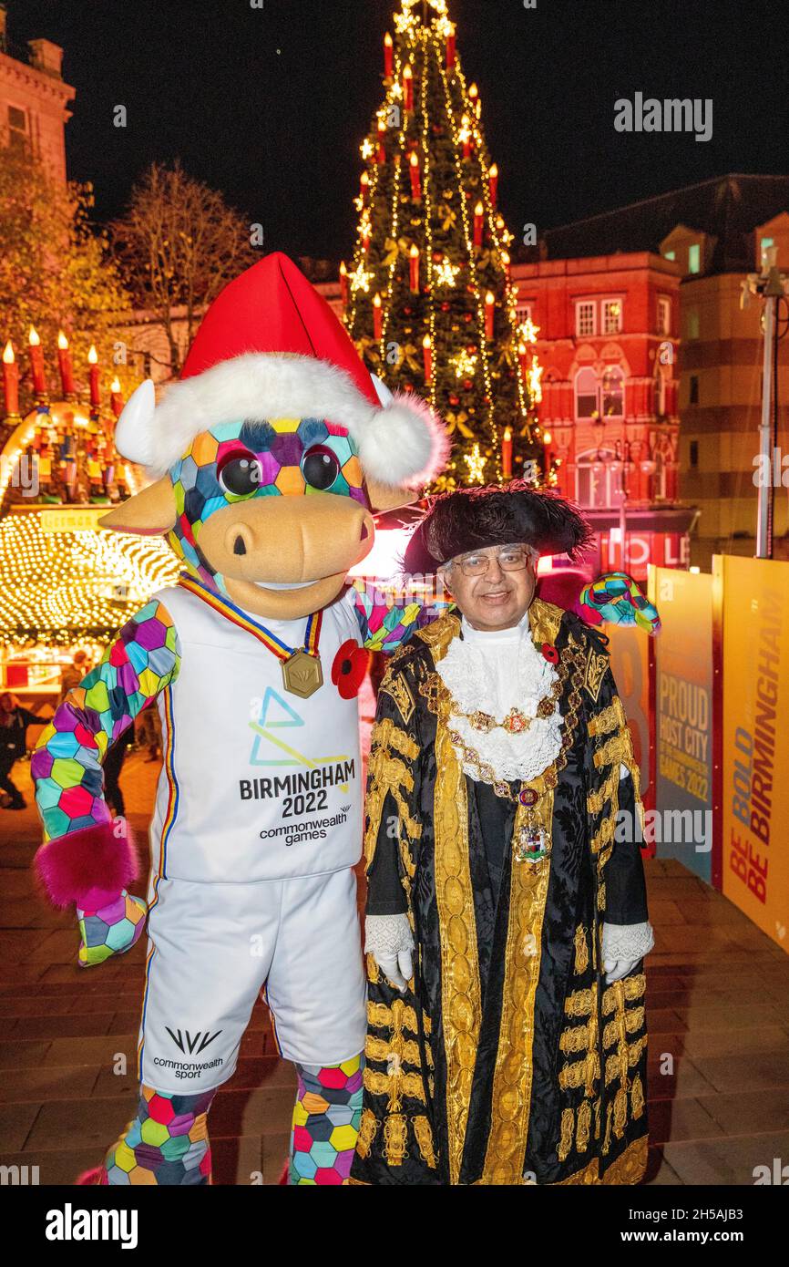 Oberbürgermeister von Birmingham Stadtrat Muhammad Afzal und das Commonwealth Games Maskottchen Perry schalten die Lichter des Frankfurter Weihnachtsmarktes am Victoria Square in Birmingham ein. Stockfoto