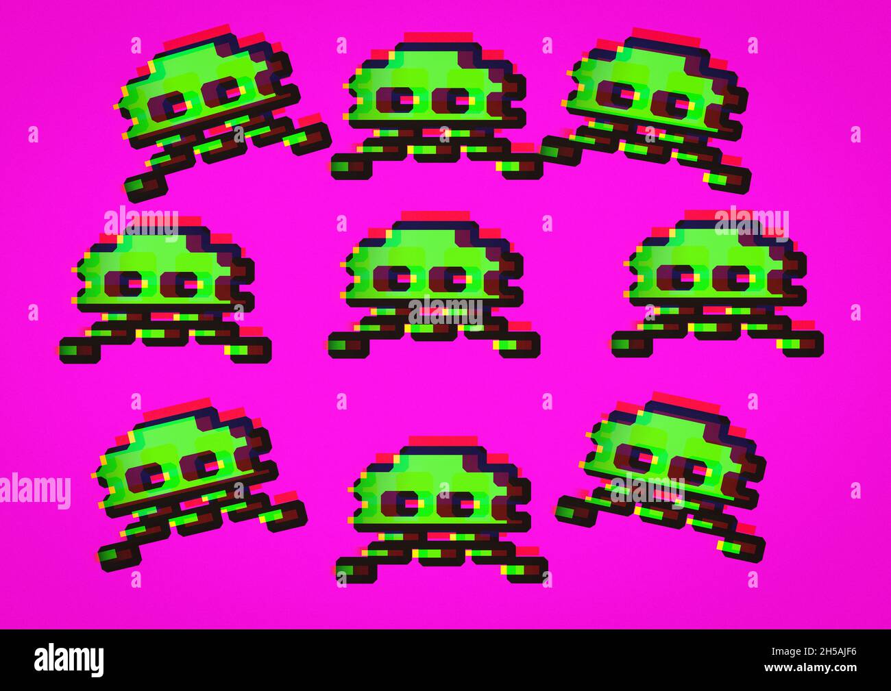 8-Bit Pixel Art Space Alien Invaders auf einem violetten Hintergrund Stockfoto