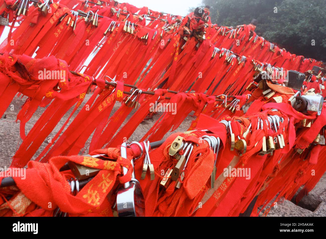 VERSCHIEDENES, CHINA - 01. Aug 2007: Ein Dutzend Liebesschlösser auf dem Berg Hua Stockfoto
