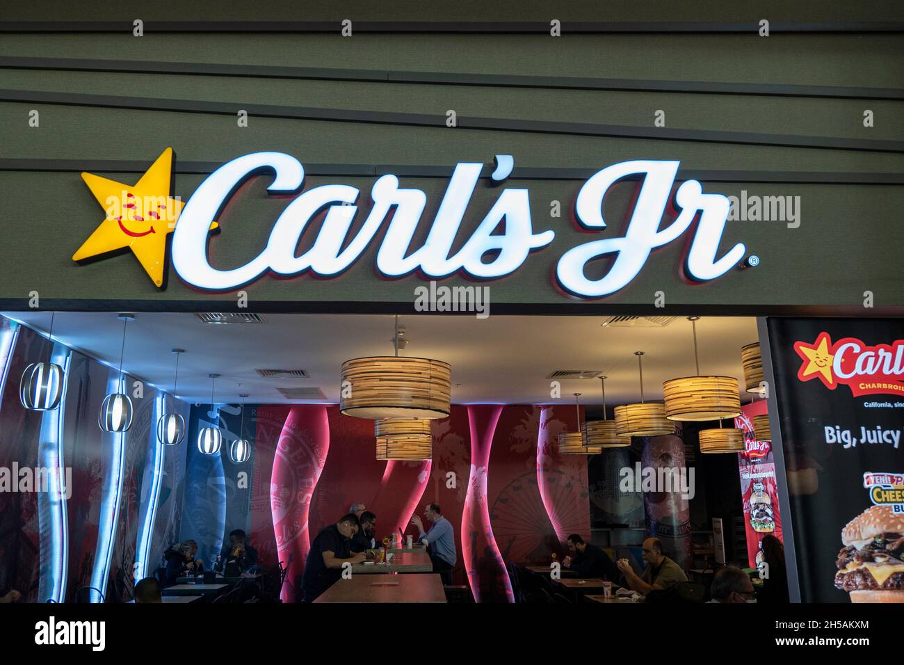 ISTANBUL - Okt 22: Beschilderung mit Carls Jr-Schriftzug über dem Eingang zum Restaurant Carls Jr in Istanbul, Oktober 22. 2021 in der Türkei Stockfoto