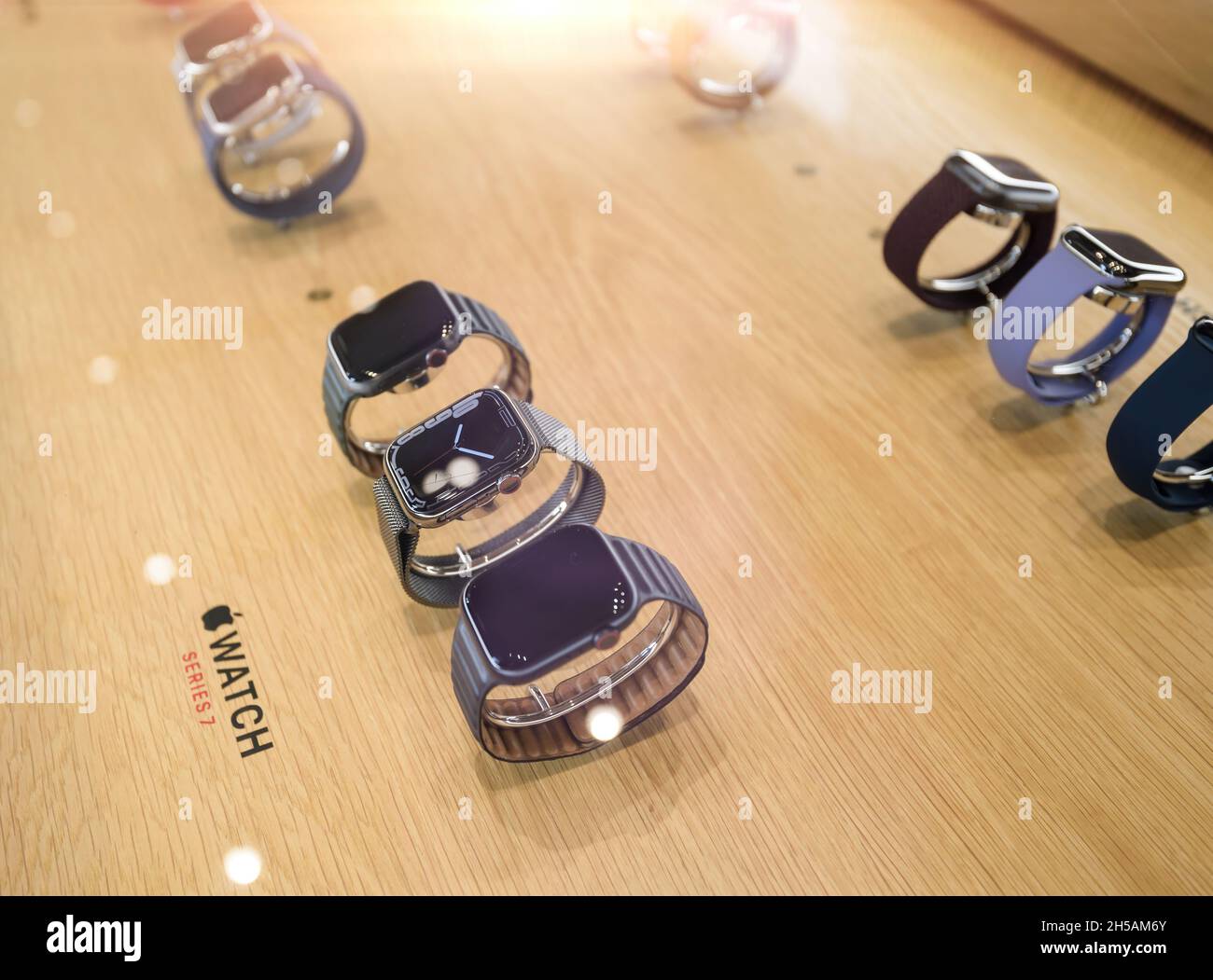 Neue Smartwatch der Apple Watch Series 7 im Apple Store Stockfoto