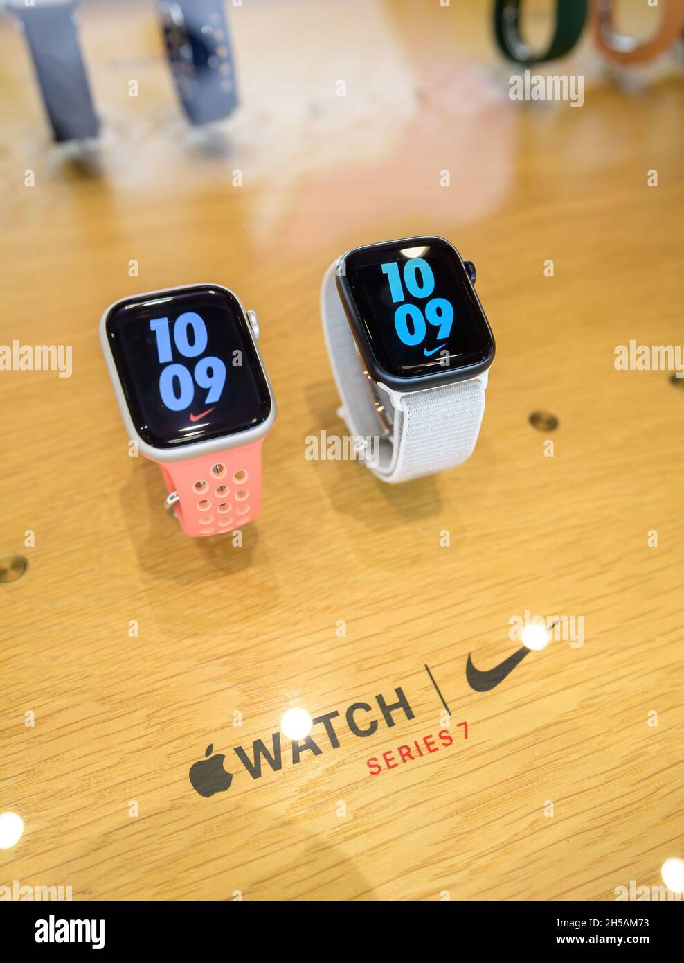 Verlust der neuen tragbaren Smartwatch der Nike Apple Watch Series 7, die den Startbildschirm der Benutzeroberfläche anzeigt Stockfoto