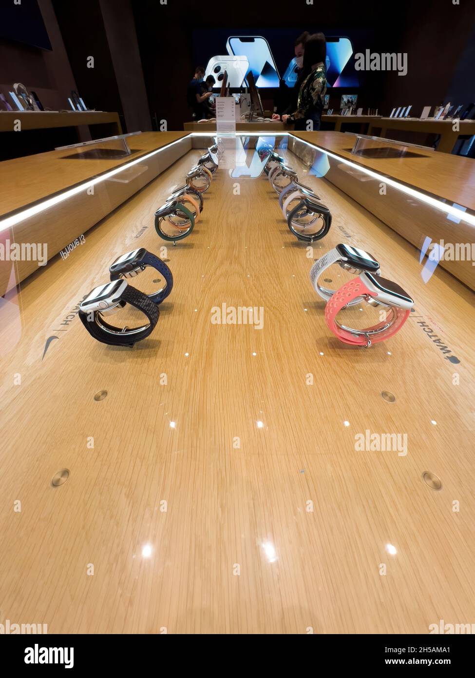 Reihe der gesamten Sammlung tragbarer Computer Apple Watch Series 7 Smartwatch mit perspektivischer Ansicht des Apple Store im Hintergrund Stockfoto