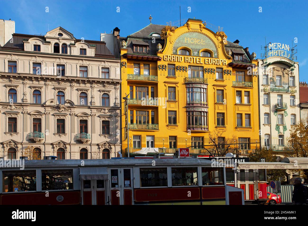 Grand Hotel Europa, Meran Hotel Wenceslas Square Praha, Prag Tschechische Republik Europa-Café in Straßenbahn Auto blauen Himmel kopieren Raum Jugendstil-Gebäude Stockfoto